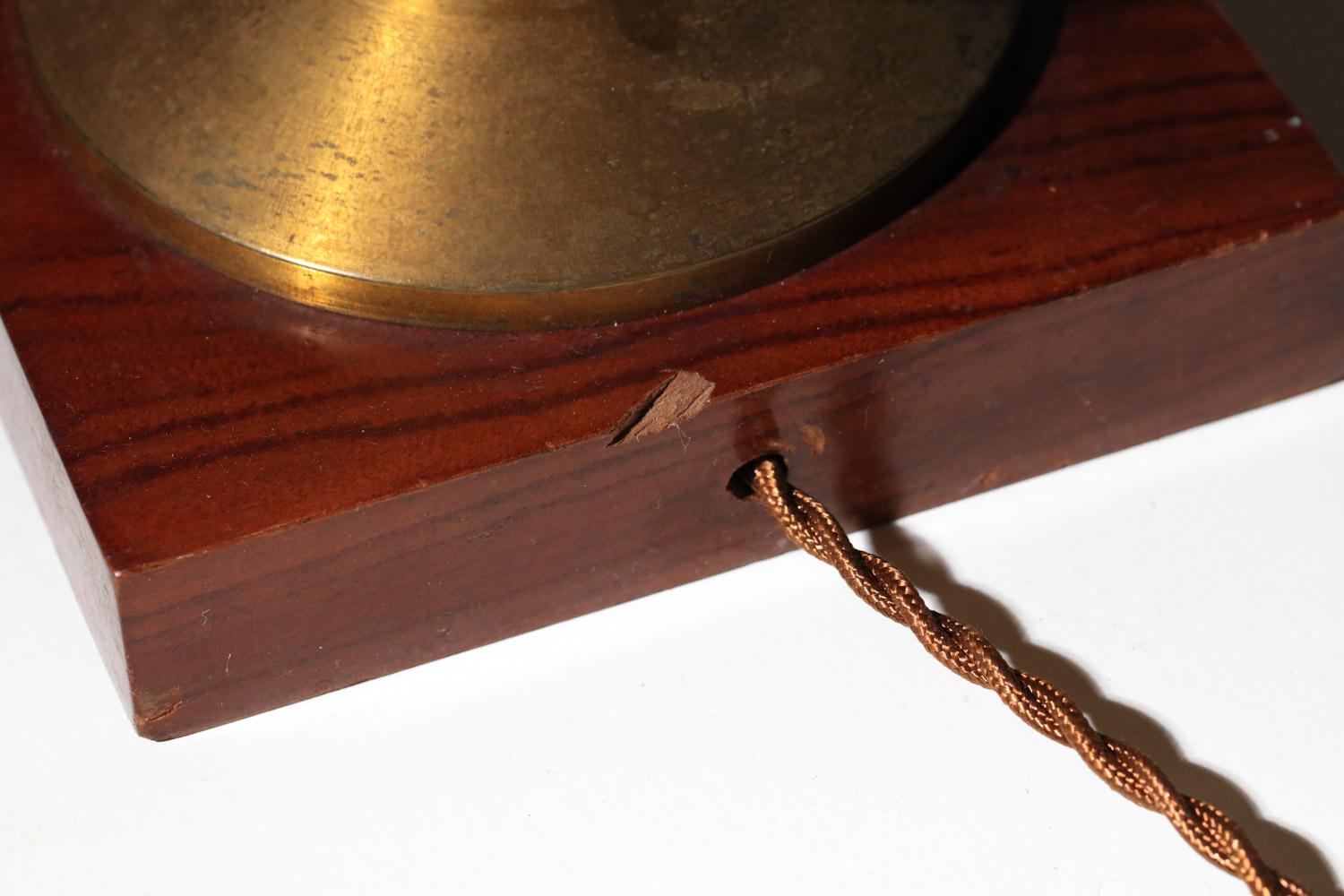 Pareja de lámparas art déco de latón patinado sobre base de madera Latón en venta
