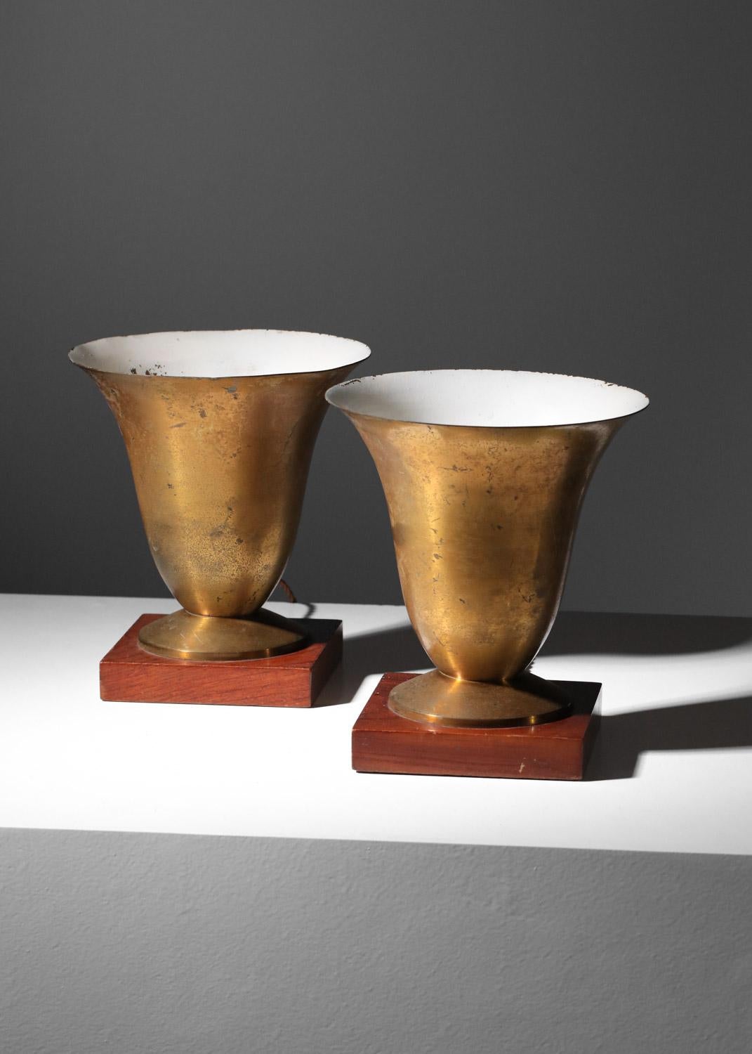 Pareja de lámparas art déco de latón patinado sobre base de madera en venta 2