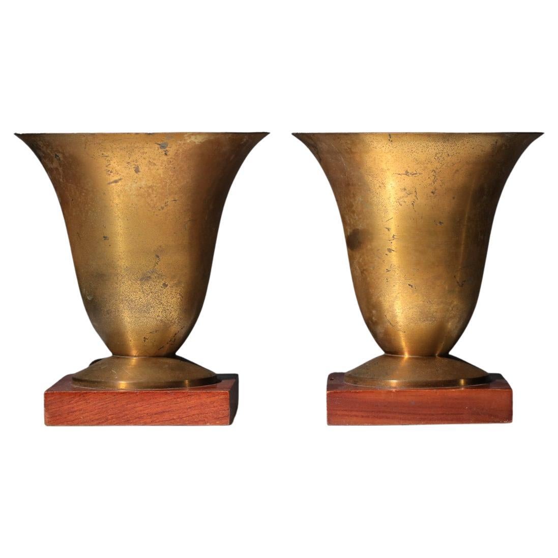 Pareja de lámparas art déco de latón patinado sobre base de madera en venta