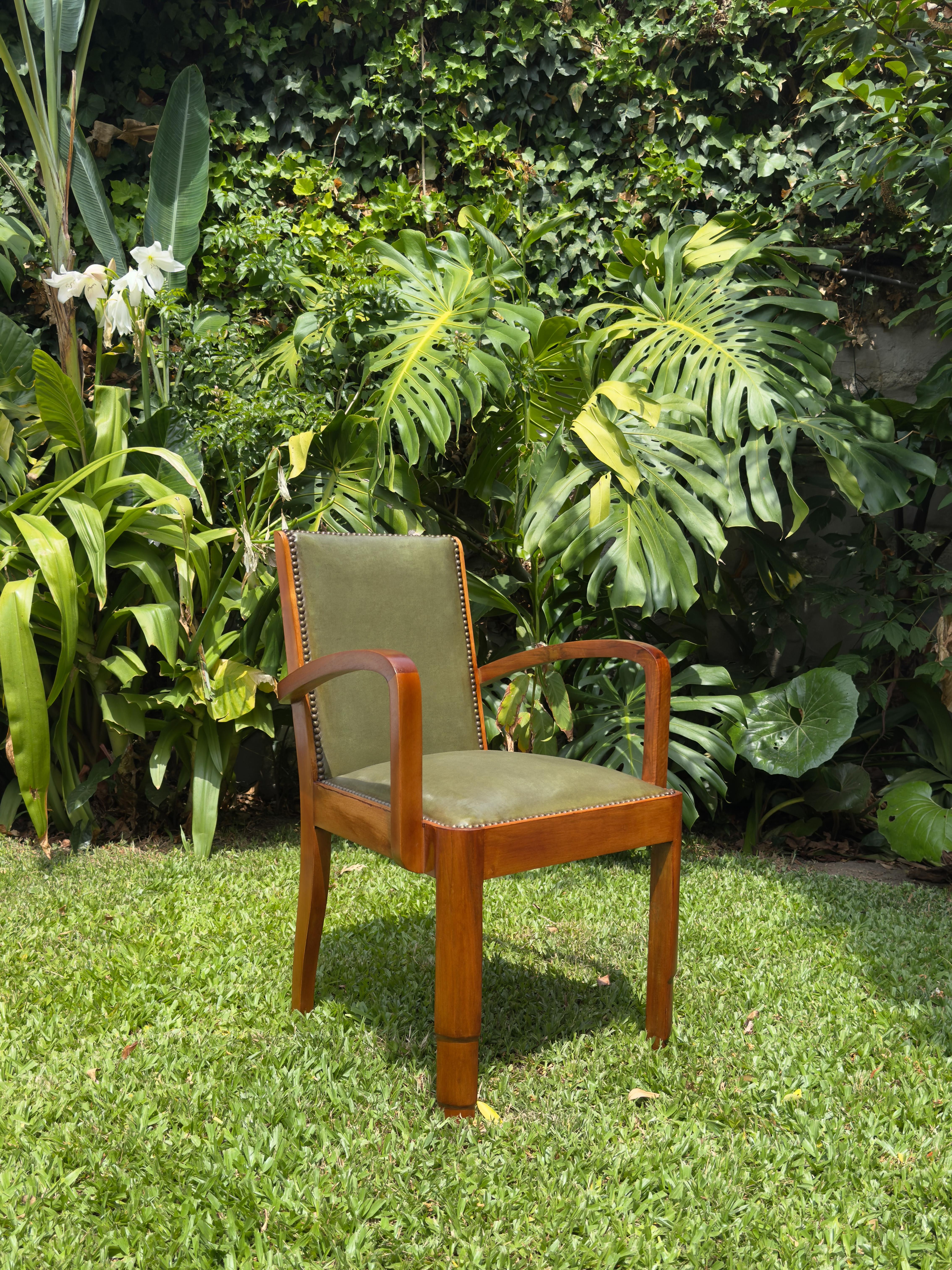 Pareja de sillones en el conjunto con reposabrazos (ver fotos) en chapa de madera clara y tapizados en cuero verde y tachuelas tradicionales.
Sillas sólidas, estructuras revisadas por Carpenter.

Altura: 84 cm (33,07 pulg.)
Anchura: 46 cm (18,11