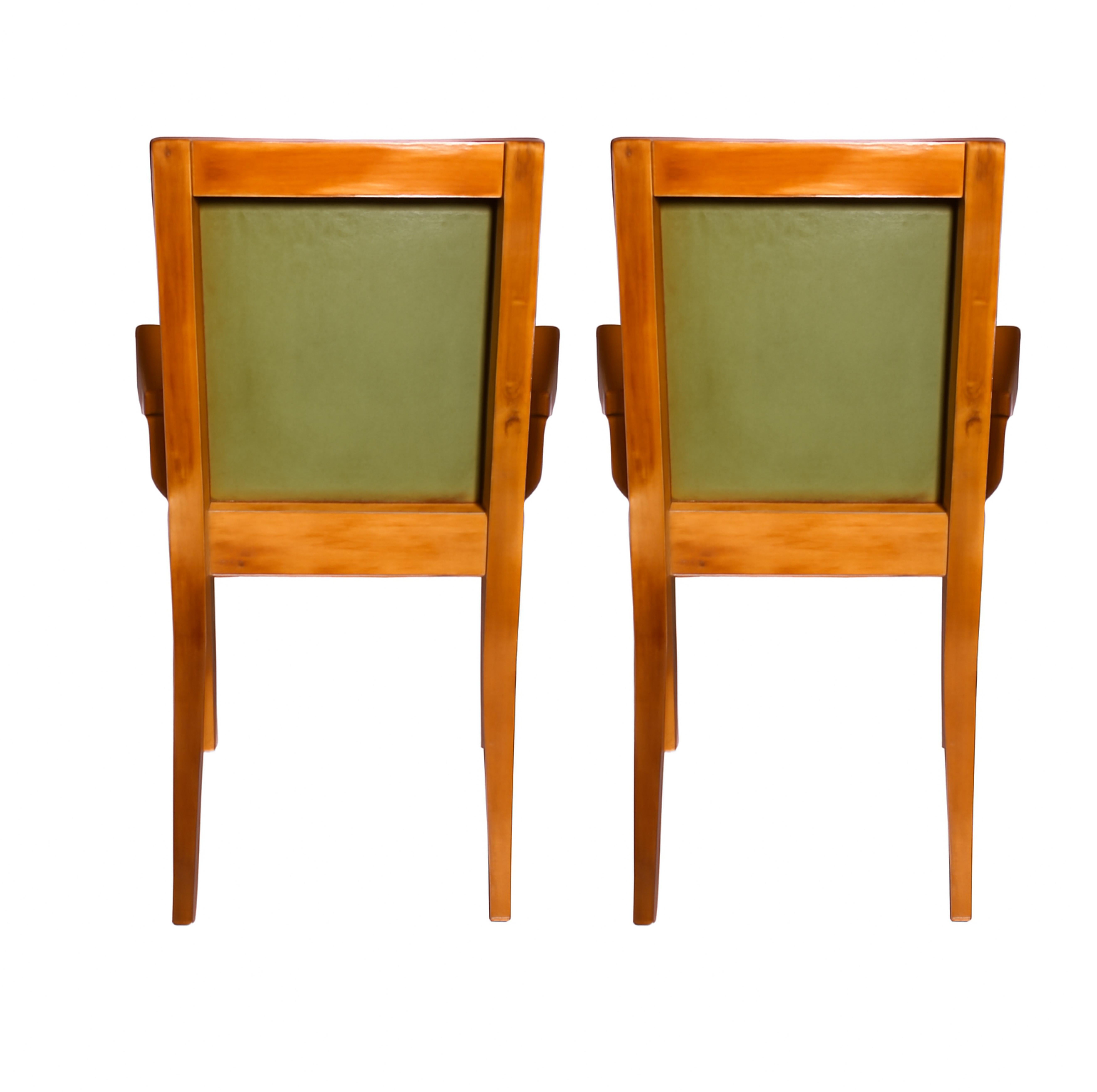 Pareja de sillones en el conjunto con reposabrazos (ver fotos) en chapa de madera clara y tapizados en cuero verde y tachuelas tradicionales.
Sillas sólidas, estructuras revisadas por Carpenter.

Altura: 84 cm (33,07 pulg.)
Anchura: 46 cm (18,11