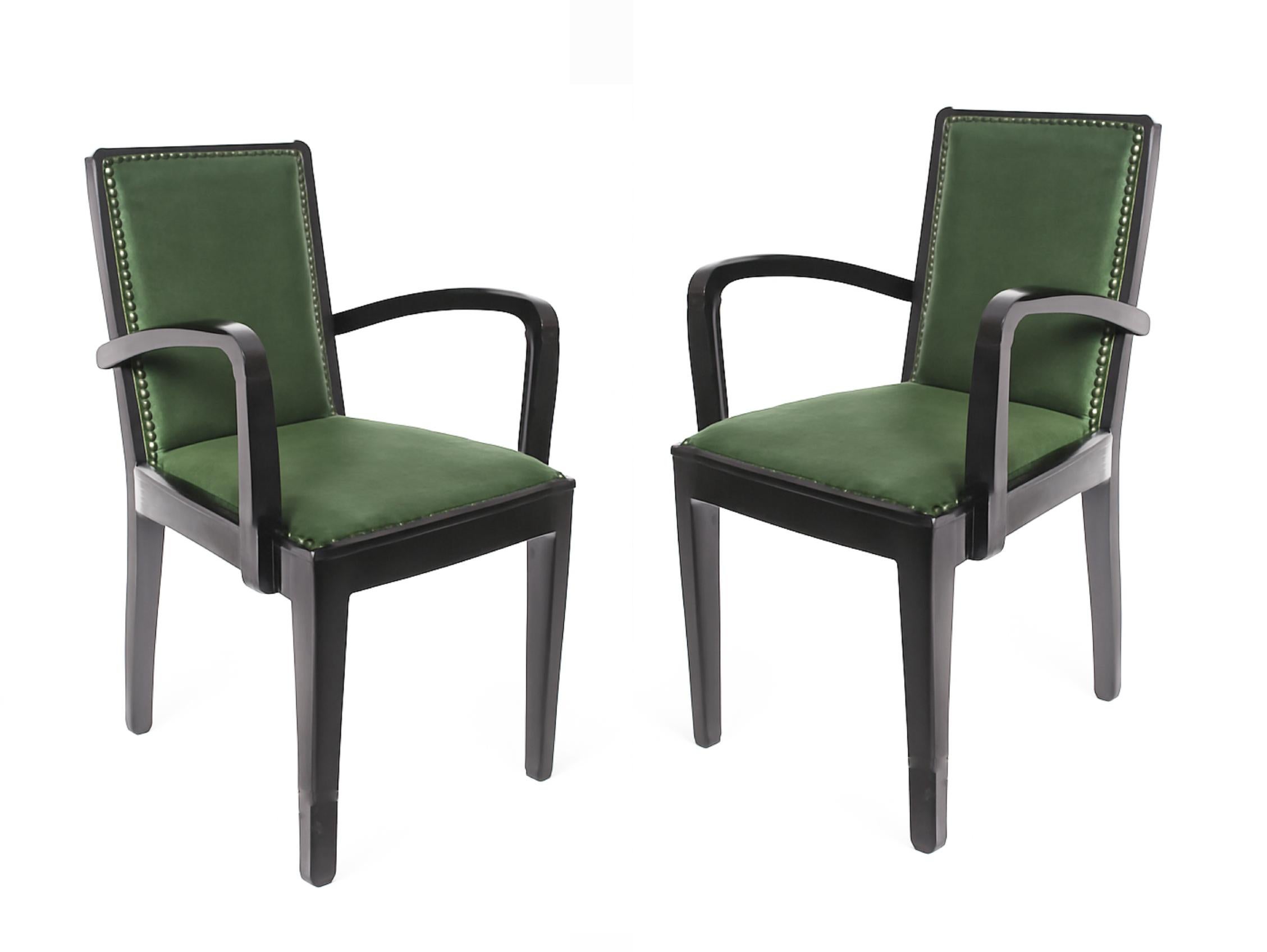 Coppia di due poltrone impiallacciate in lacca nera e rivestite in pelle verde e borchie tradizionali.
Sedie solide, strutture revisionate da Carpenter.

Altezza: 33,07 pollici (84 cm)
Larghezza: 18,11 pollici (46 cm)
Profondità: 39 cm (15,35