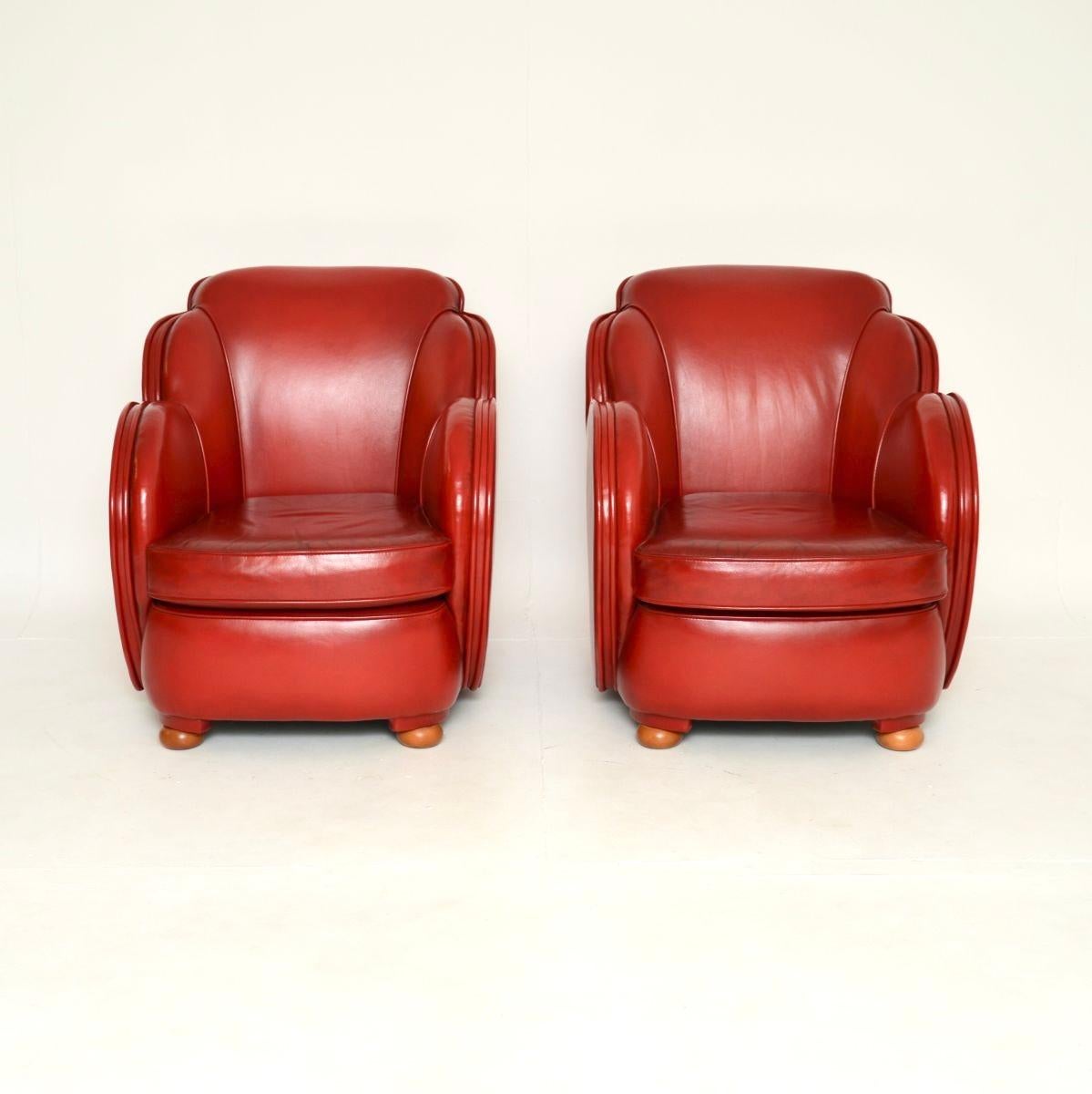 Una coppia di poltrone con schienale a nuvola in pelle Art Déco di Epstein, elegante ed estremamente ben fatta. Sono stati prodotti in Inghilterra e risalgono agli anni '30.

Hanno uno splendido design a forma di nuvola, tipico del periodo Art Déco.