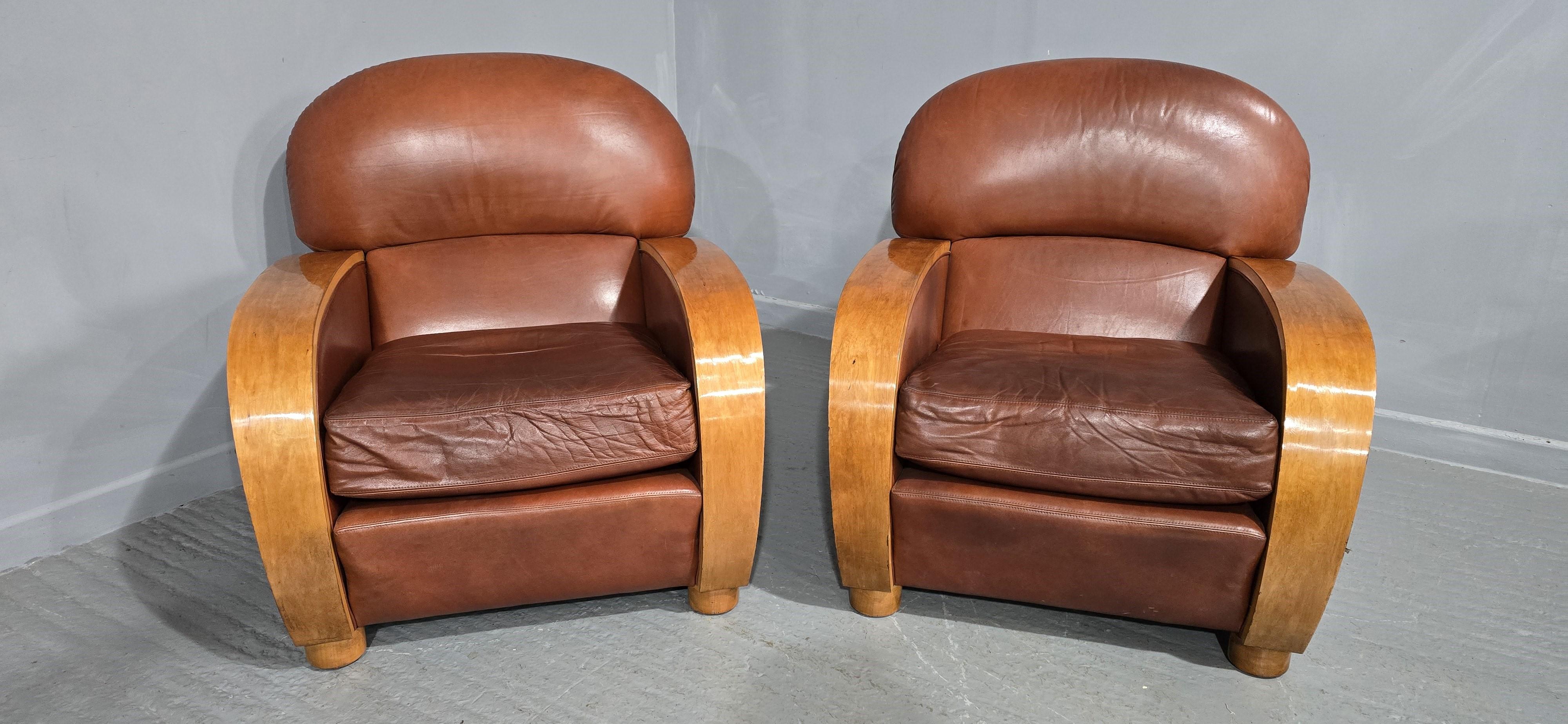 Una superba coppia di poltrone club in stile Art Déco, con braccioli in betulla e rivestimento in pelle marrone scuro, sedie molto comode con cuscini sciolti in condizioni generali molto buone.

Sei invitato a visionare questo articolo presso il