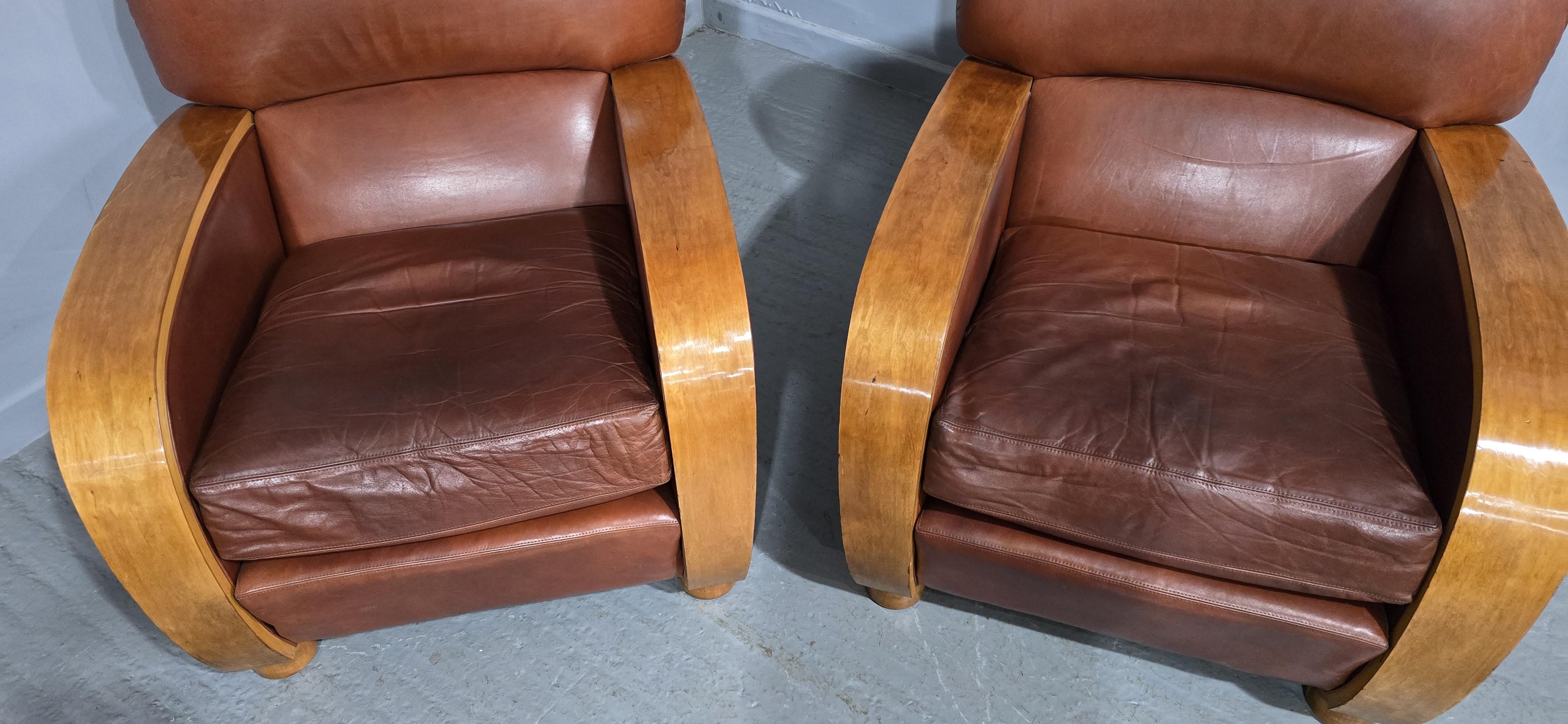 Inglese Coppia di poltrone club in pelle Art Déco in vendita