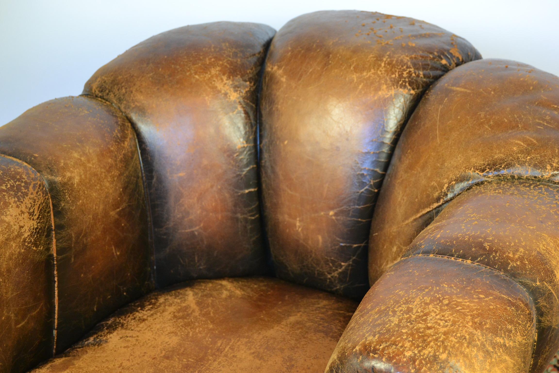 Paar Art Deco Leder Clubsessel oder Sessel:: gewellte Rückenlehne:: gealterte Patina 5