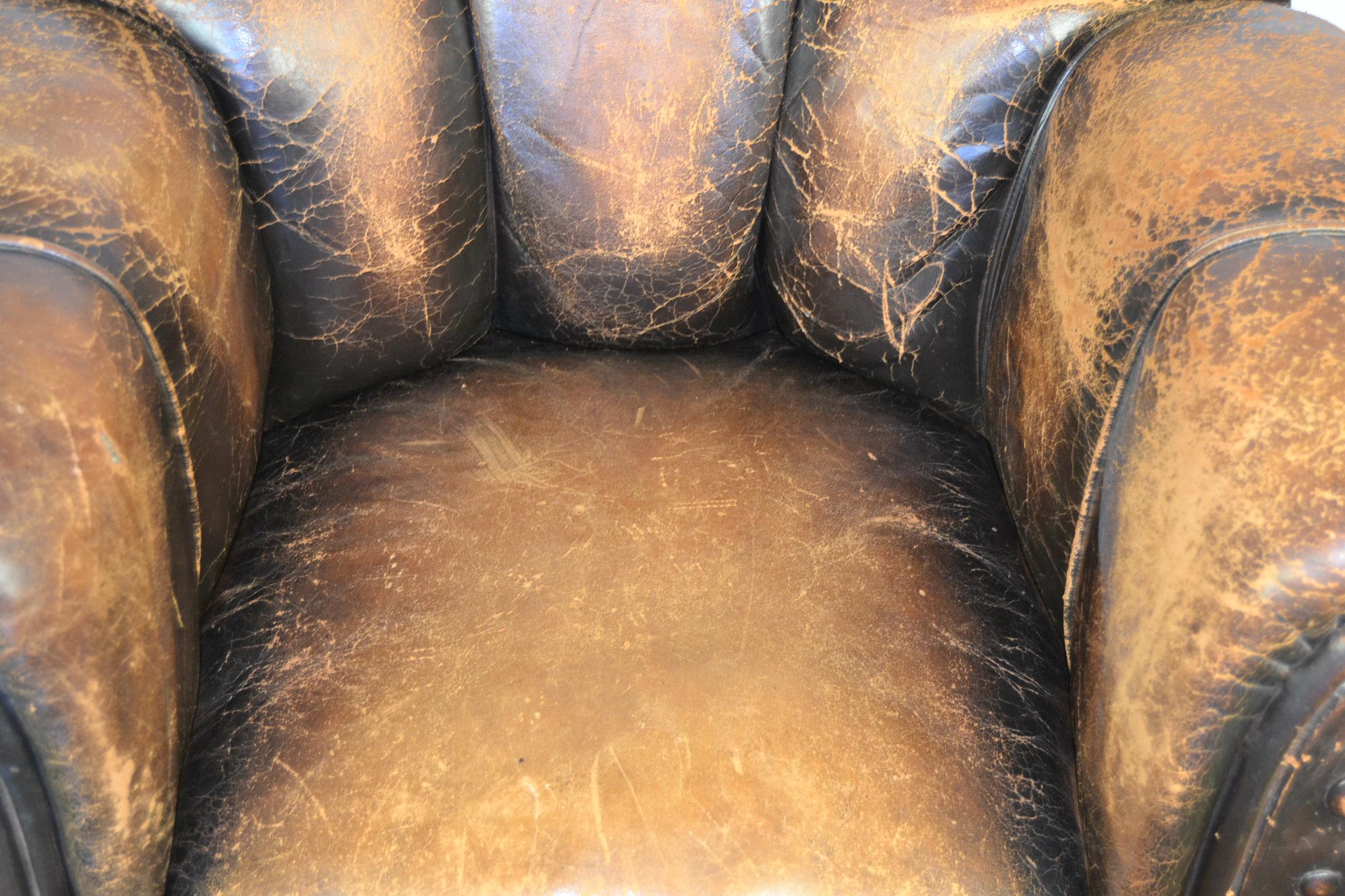 Paar Art Deco Leder Clubsessel oder Sessel:: gewellte Rückenlehne:: gealterte Patina 9