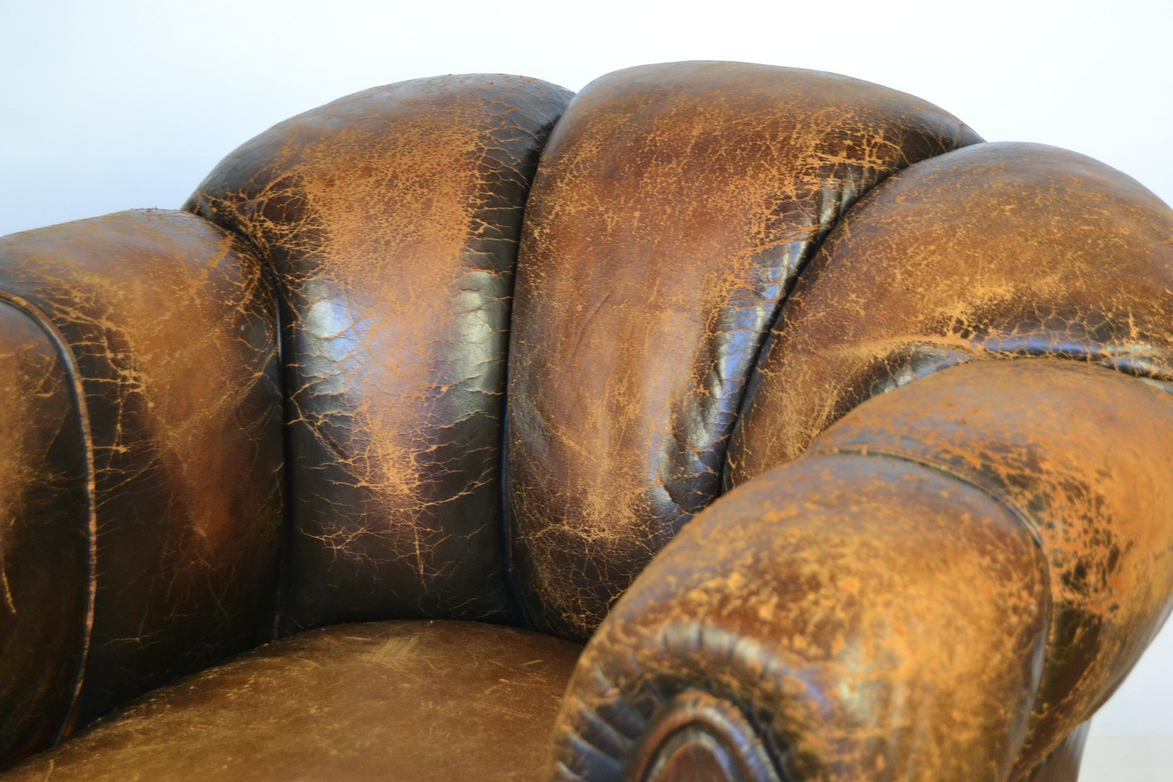 Paar Art Deco Leder Clubsessel oder Sessel:: gewellte Rückenlehne:: gealterte Patina 10