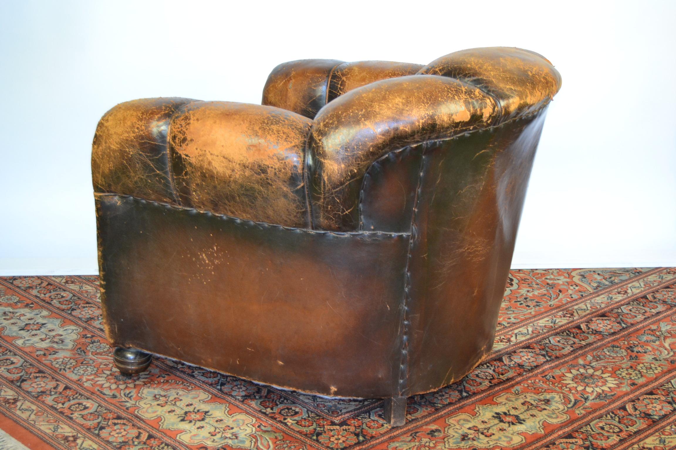 Paar Art Deco Leder Clubsessel oder Sessel:: gewellte Rückenlehne:: gealterte Patina 13