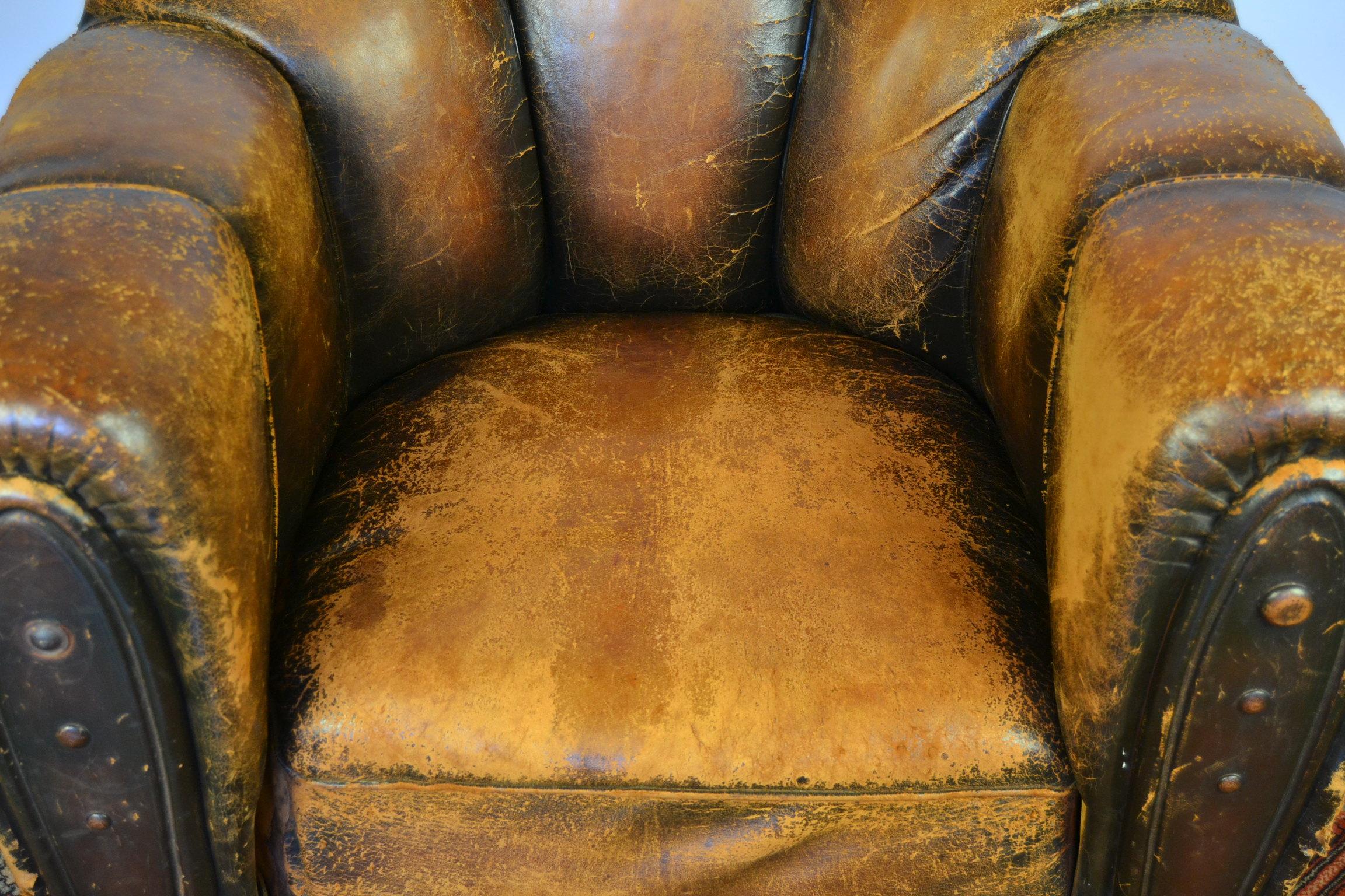 Pair of Art Deco Leather Club Chairs or Armchairs,  Scalloped Back, Aged Patina In Good Condition In Antwerp, BE