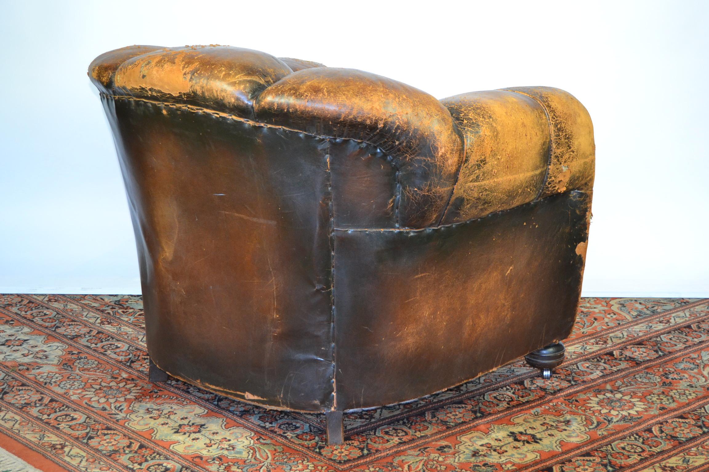 Paar Art Deco Leder Clubsessel oder Sessel:: gewellte Rückenlehne:: gealterte Patina 1