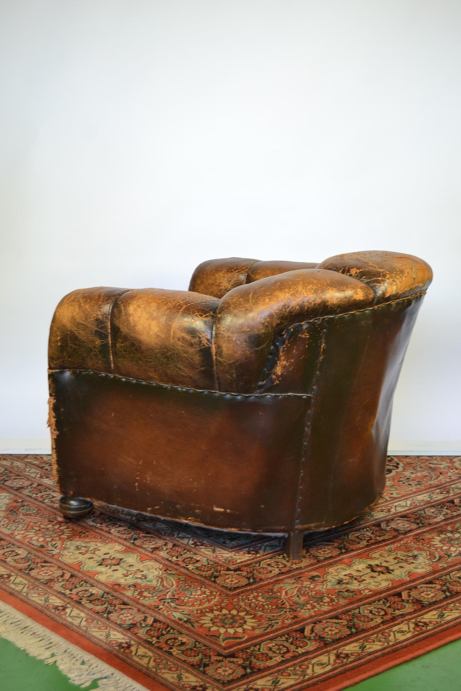 Paar Art Deco Leder Clubsessel oder Sessel:: gewellte Rückenlehne:: gealterte Patina 2