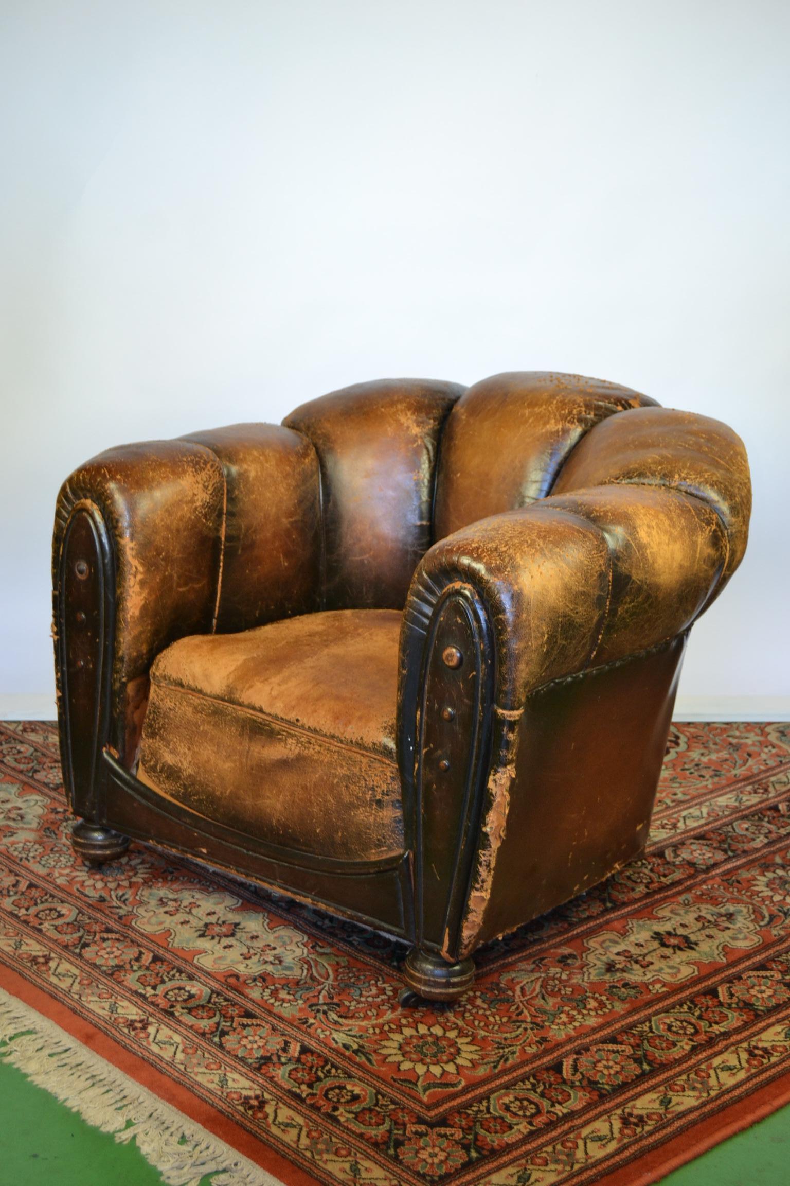 Paar Art Deco Leder Clubsessel oder Sessel:: gewellte Rückenlehne:: gealterte Patina 3