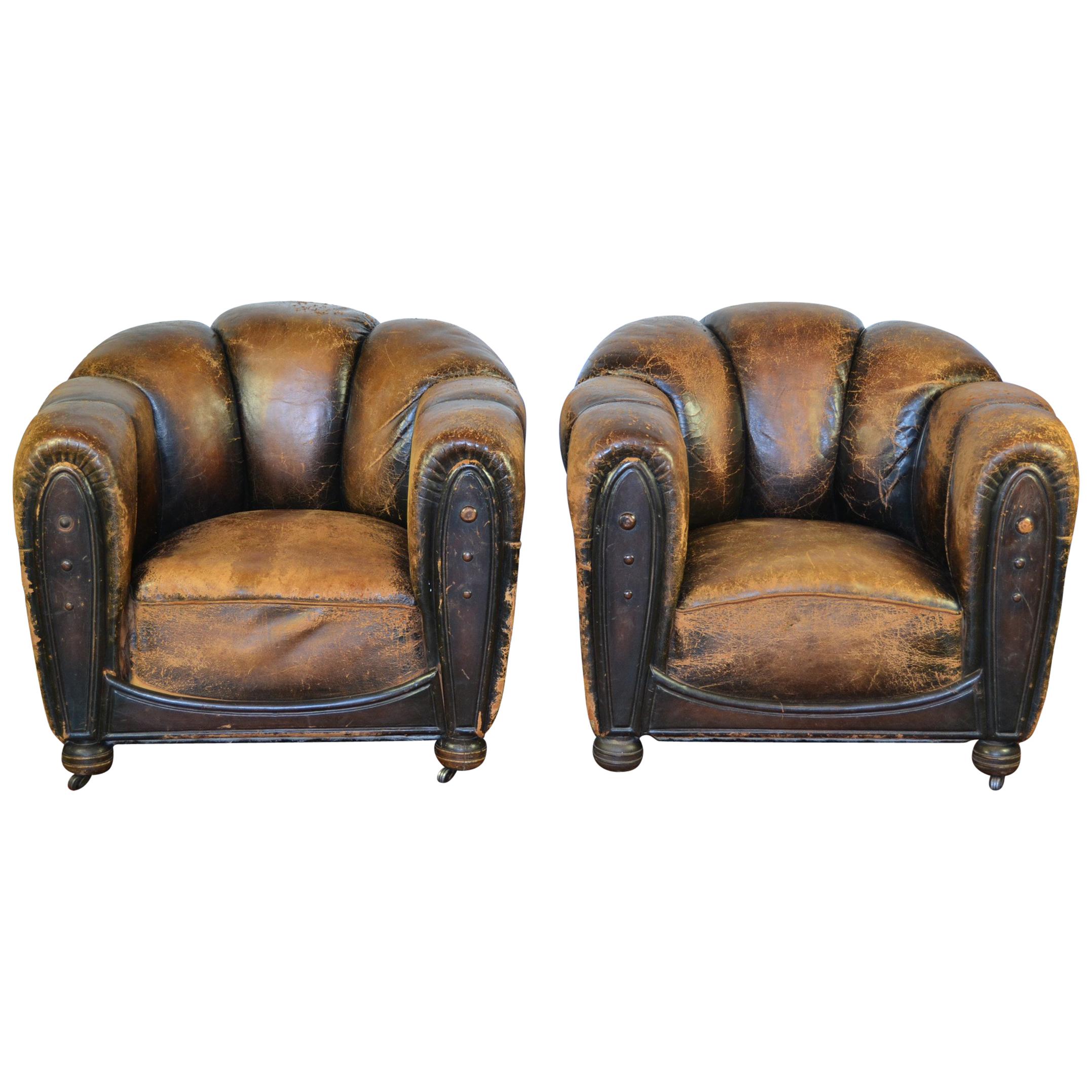 Paar Art Deco Leder Clubsessel oder Sessel:: gewellte Rückenlehne:: gealterte Patina