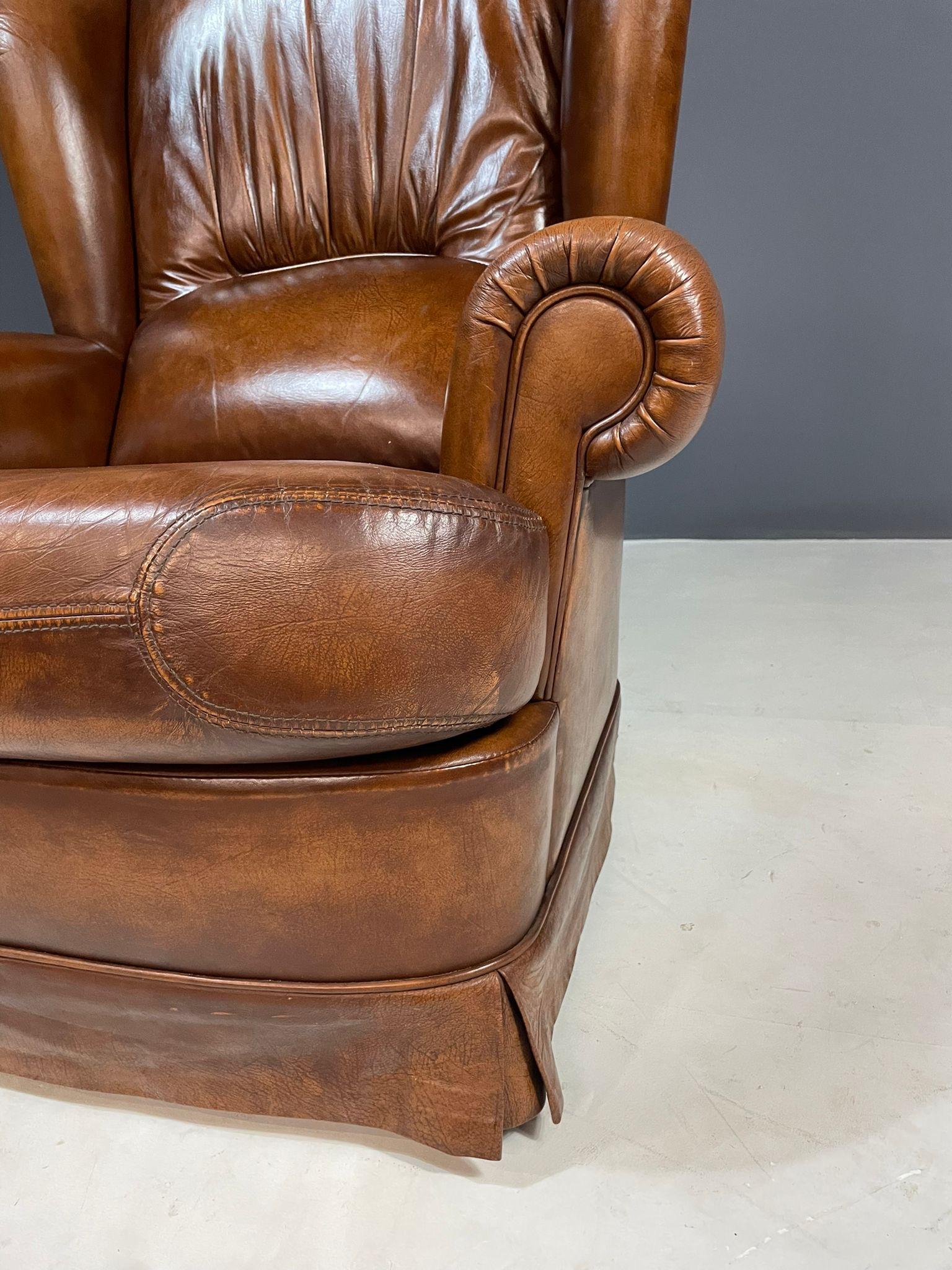 Questa impressionante coppia di sedie da club in pelle Art Déco è stata prodotta in Cecoslovacchia negli anni '30. Rivestite in morbida pelle marrone con una splendida patina invecchiata, queste sedie mostrano il carattere audace ma invitante del