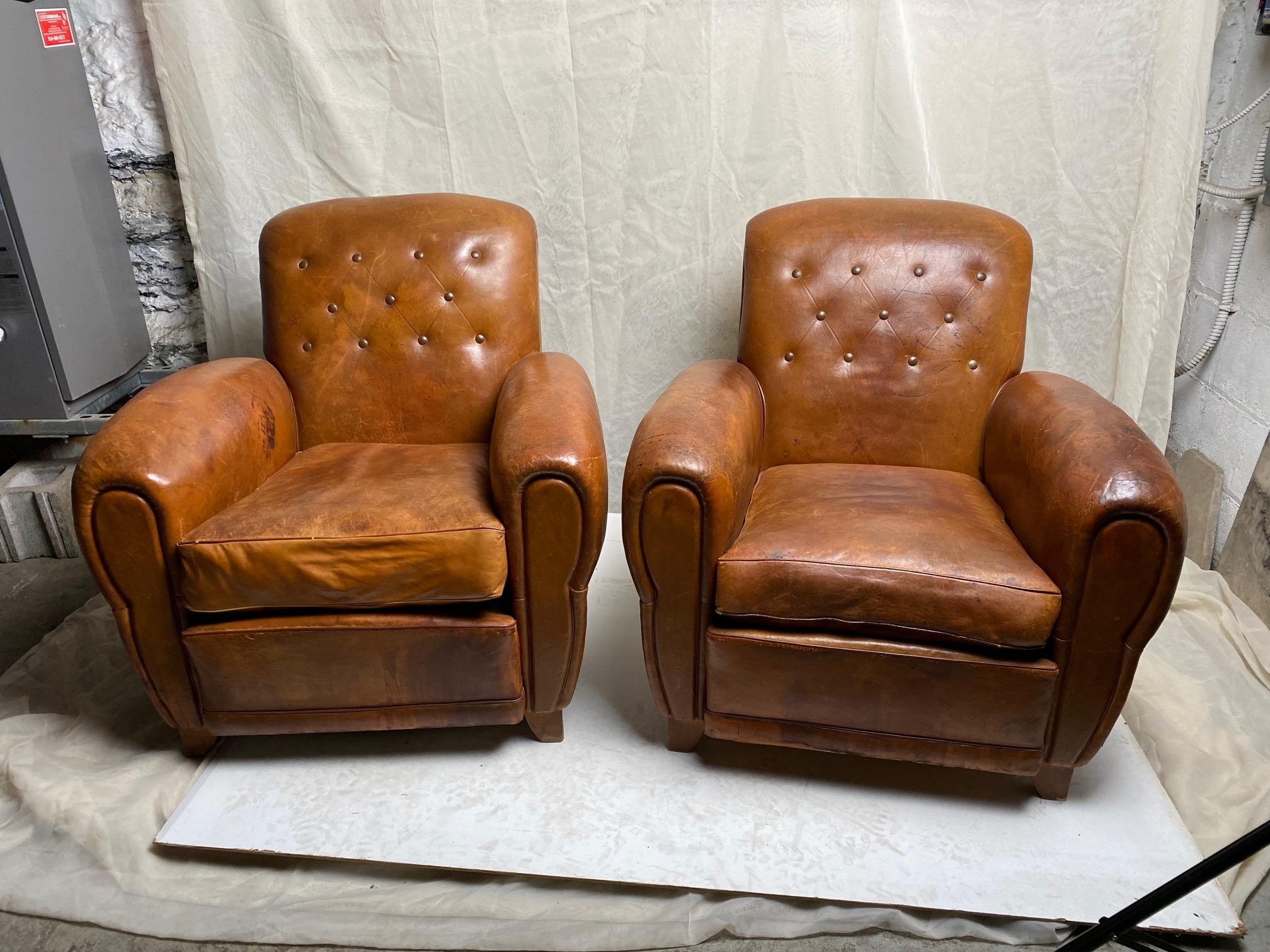 Superbe paire de fauteuils club en cuir Art Déco français. Le cuir d'origine est en bon état, patiné et coloré.