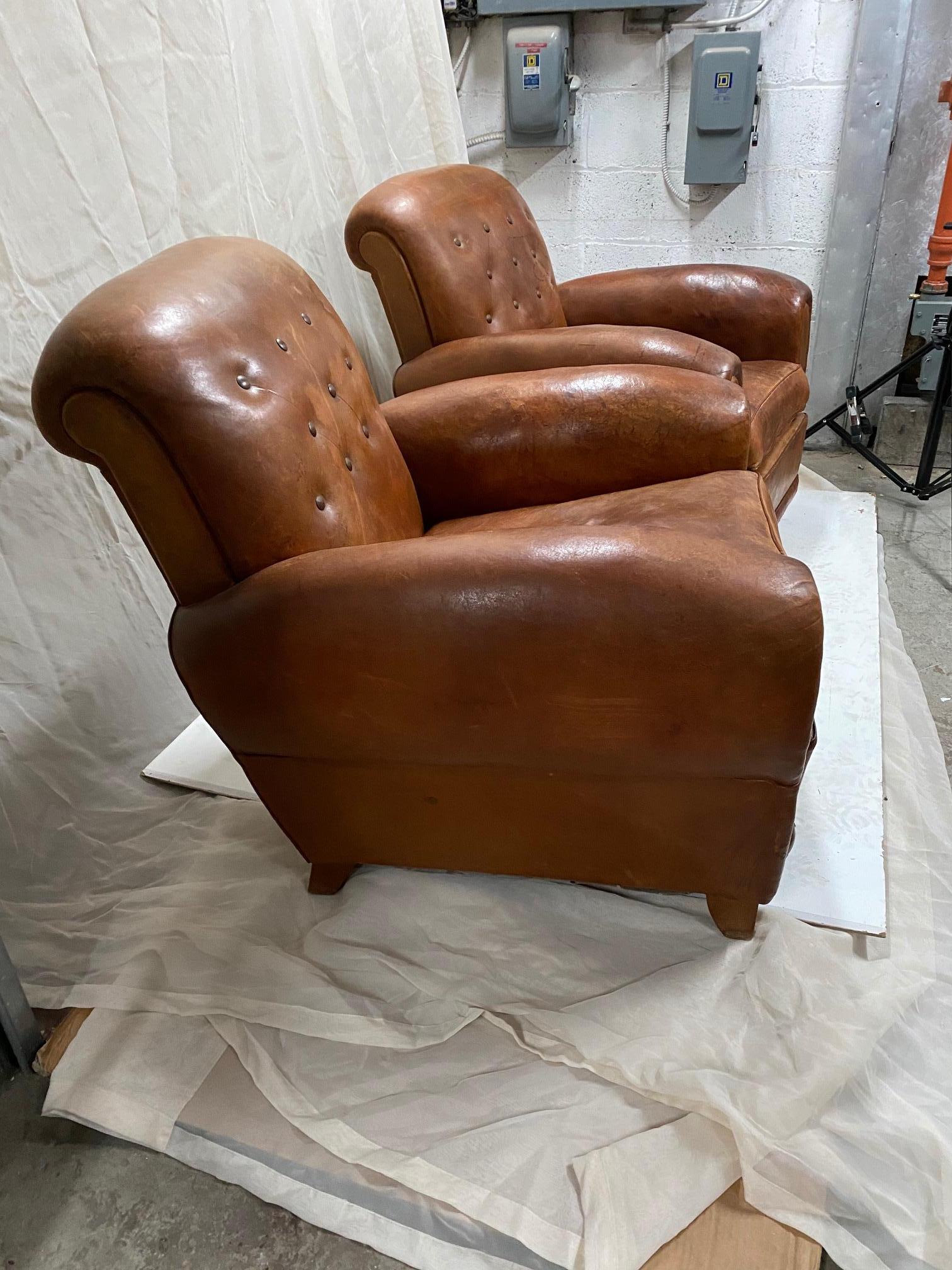 Français Paire de fauteuils club en cuir Art Déco en vente