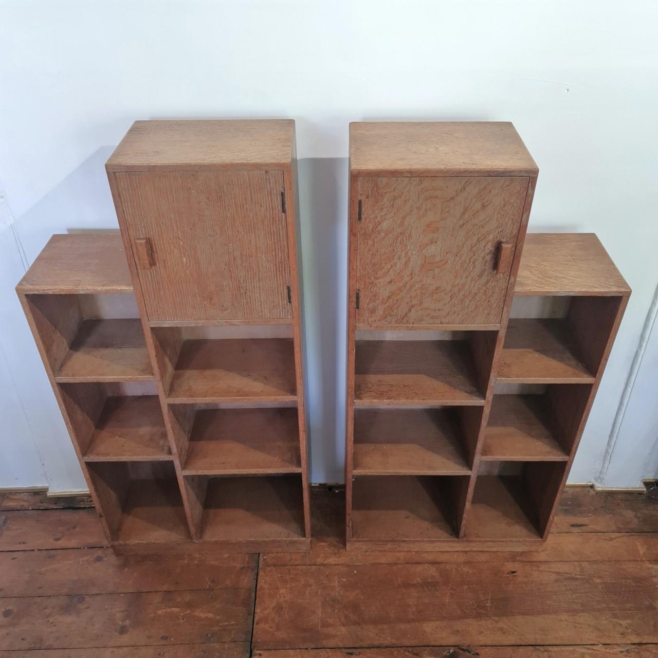 Un'insolita coppia di piccole librerie in rovere calcinato Art Deco di Heal's & Son che potrebbero funzionare come comodini. Risalgono al 1930 circa e hanno la finitura originale in quercia calcinata.