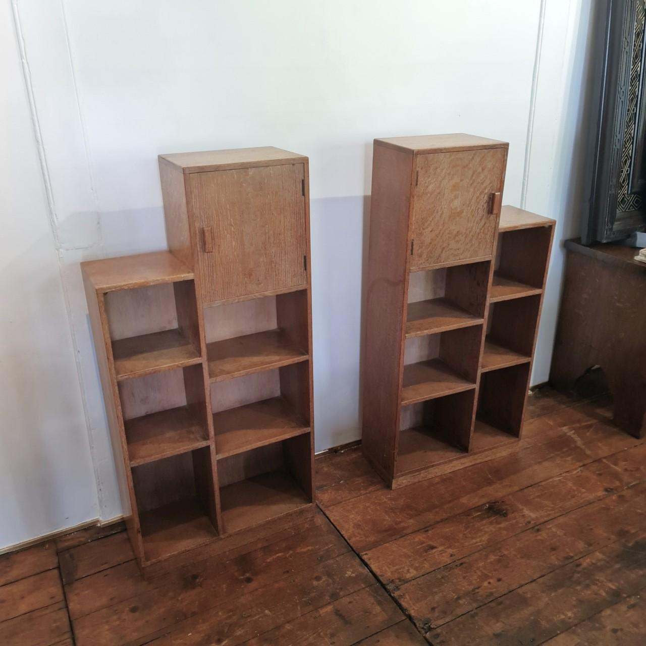 Coppia di piccole librerie o comodini in rovere calcinato Art Deco In condizioni buone in vendita a Tunbridge Wells, GB