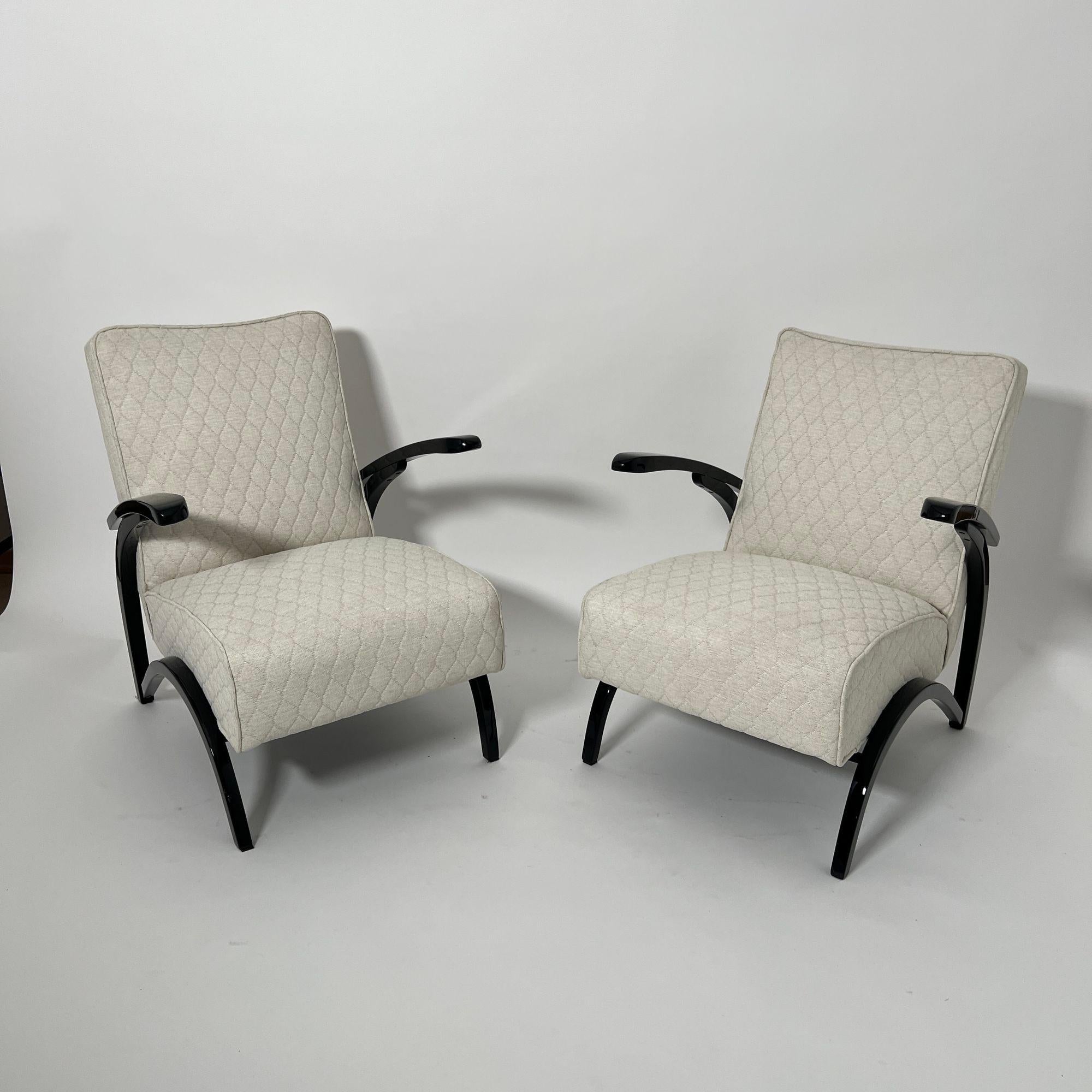 Paar Art Deco Arm- oder Loungesessel von Jindřich Halabala (1903 - 1978) aus der Tschechischen Republik um 1930.
Elegantes Design mit freitragenden Armlehnen. Hochglänzend schwarz lackierte Buche aus Massivholz.
Hersteller: Thonet oder UP