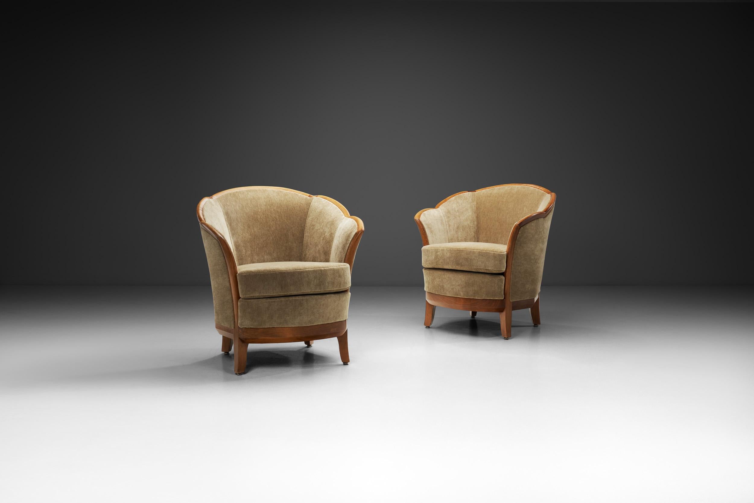 Mit ihrem subtilen, aber dekorativen Charme und einer Kombination aus Funktionalität und Eleganz zeigt dieses Paar gepolsterter Loungesessel, worum es bei der die Epoche prägenden Art-Déco-Bewegung ging. Durch die Verbindung von luxuriösem Komfort