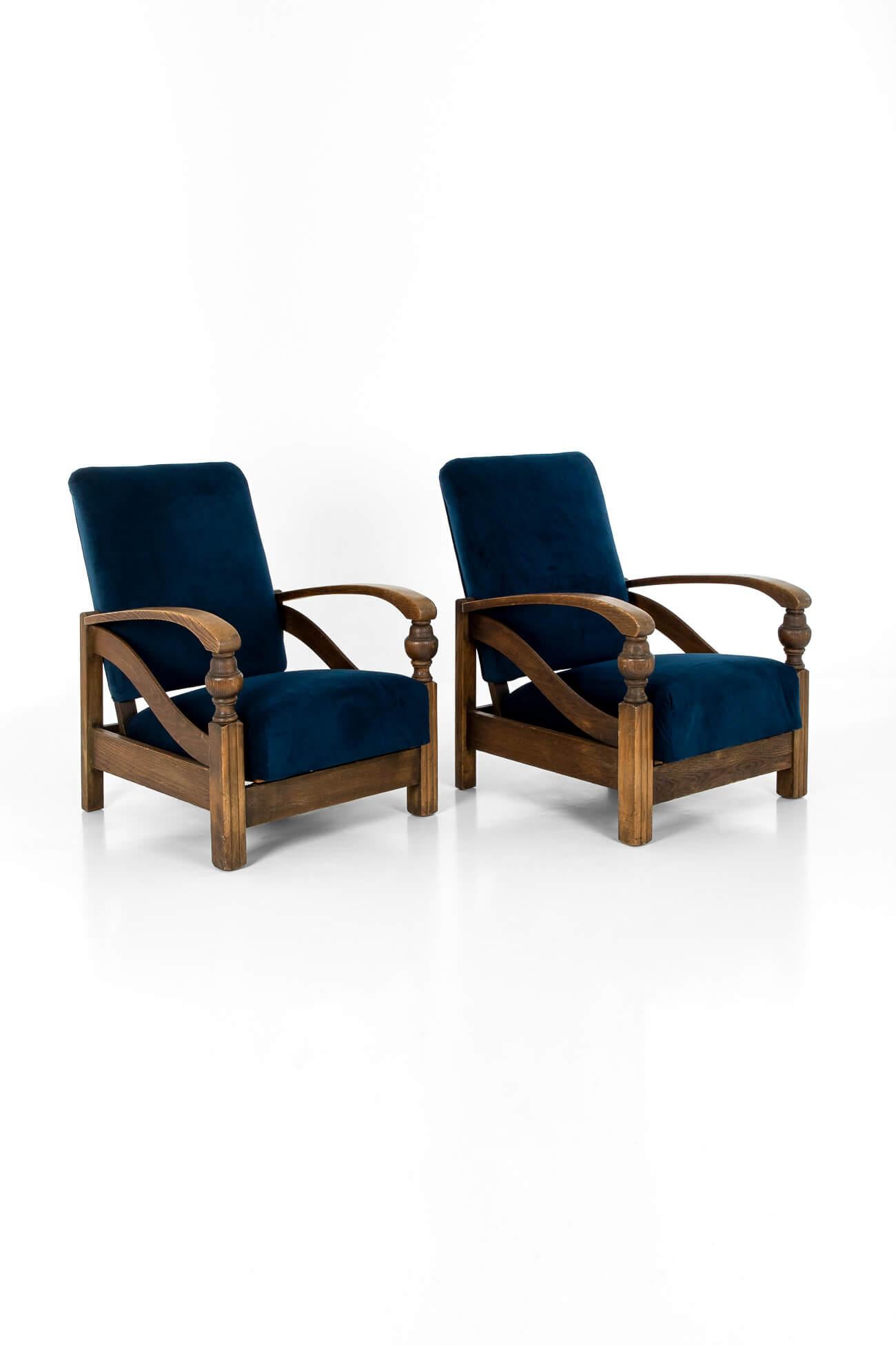 A fabulous pair of Art Deco recliner chairs in oak.

With high backs, sweeping curved arms, and baluster supports raised on turned legs.

Both seat bases feature new webbing and the seat cushions have been reupholstered in an attractive heavy dark