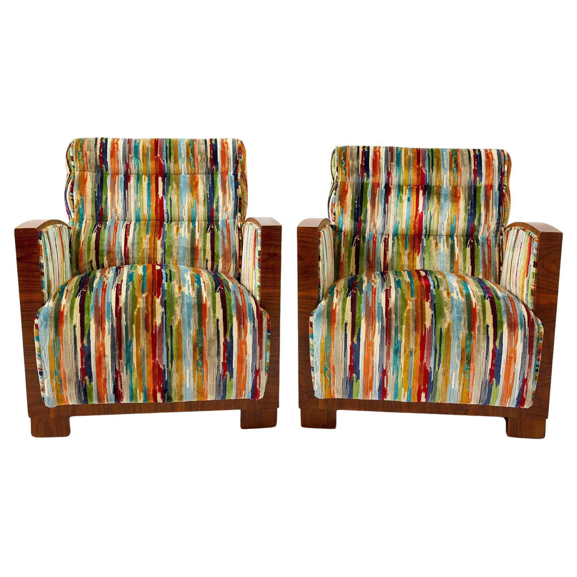 Pareja de Sillones Art Decó del Siglo XX, Italia, circa años 30.

Los asientos afelpados de cada silla están envueltos por un armazón cuadrado de madera chapada en burl con brazos acampanados. La tapicería se ha renovado con un terciopelo Jim