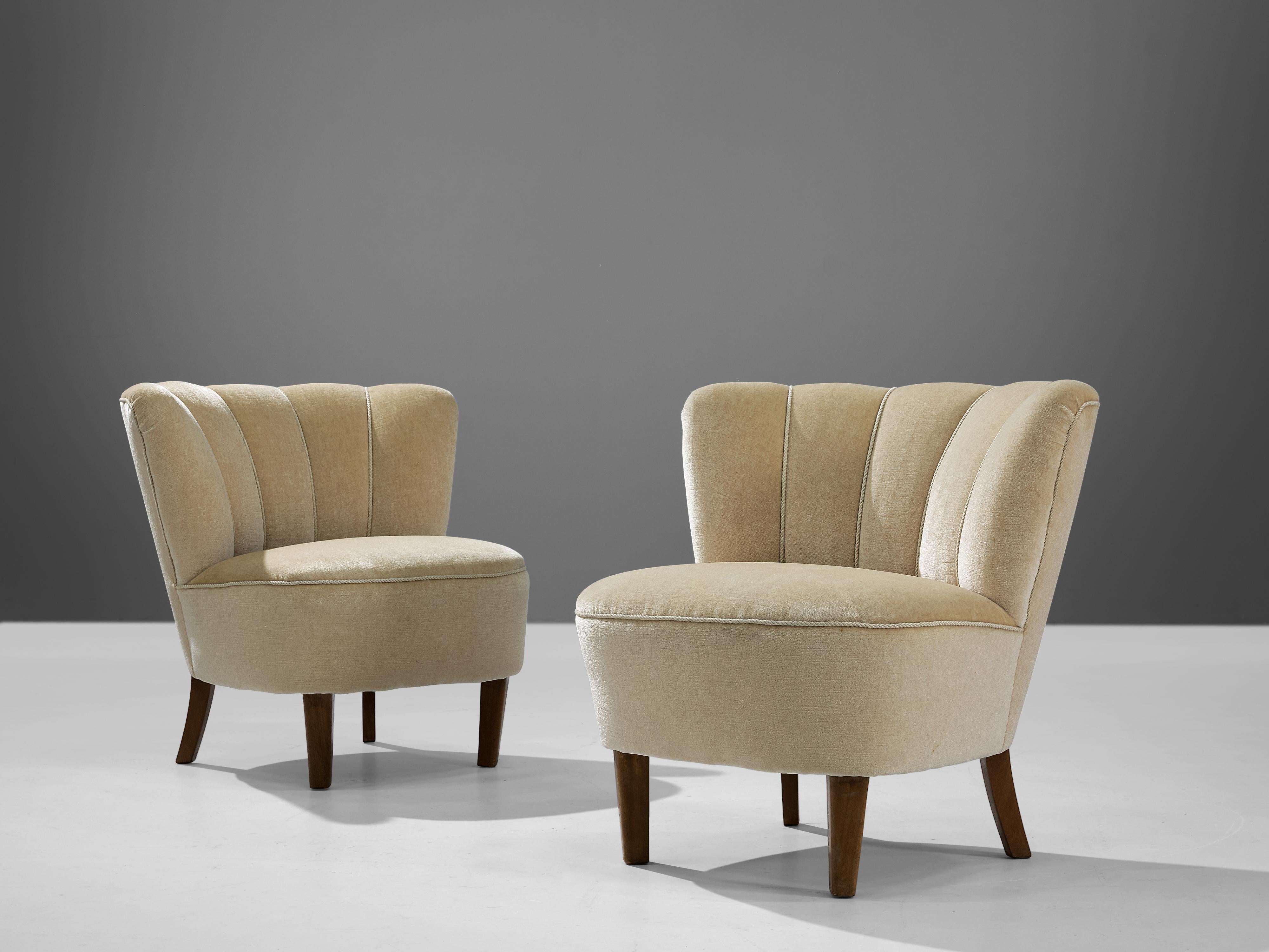 Lounge chair, velvet, beech, Italy, 1940s

Comfortable lounge chairs with rounded backrest. These chairs are currently upholstered in beige velvet which is in good condition and contributes to the lovely appearance. The curved backrest features