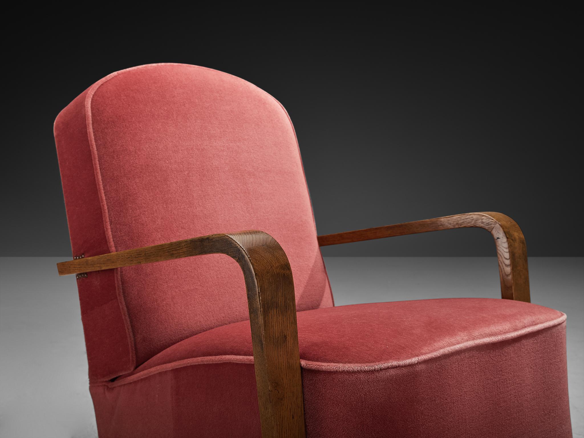 Paar Art Deco Lounge Chairs aus Eiche und rosa Samt (Mitte des 20. Jahrhunderts) im Angebot