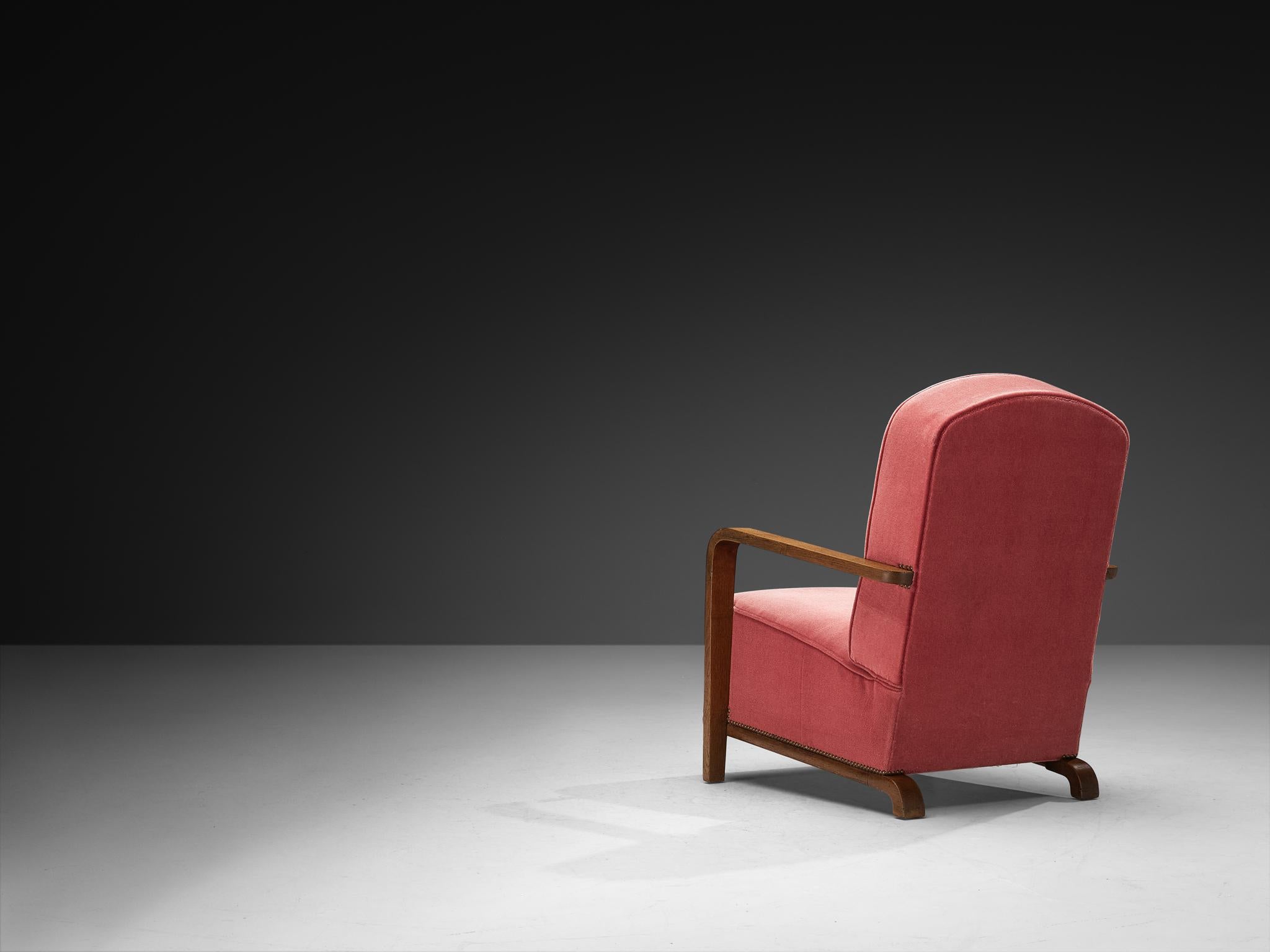 Paar Art Deco Lounge Chairs aus Eiche und rosa Samt (Messing) im Angebot