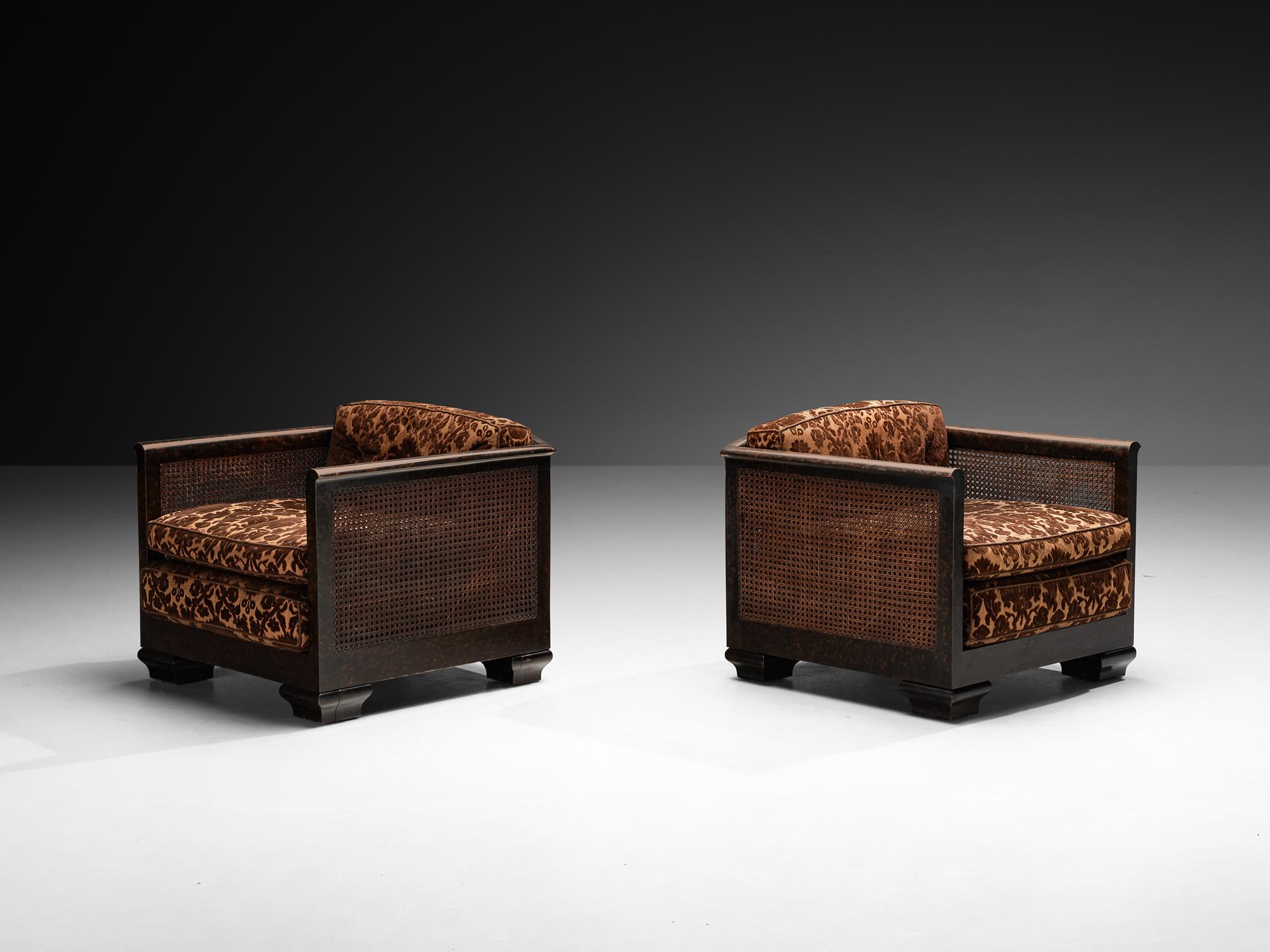 Pareja de tumbonas, haya, caña, Europa, años 1930/1940

Estos elegantes sillones se fabricaron en Europa en la década de 1930/1940, mostrando el atractivo intemporal del diseño moderno temprano. Las piezas presentan marcos de haya maciza con