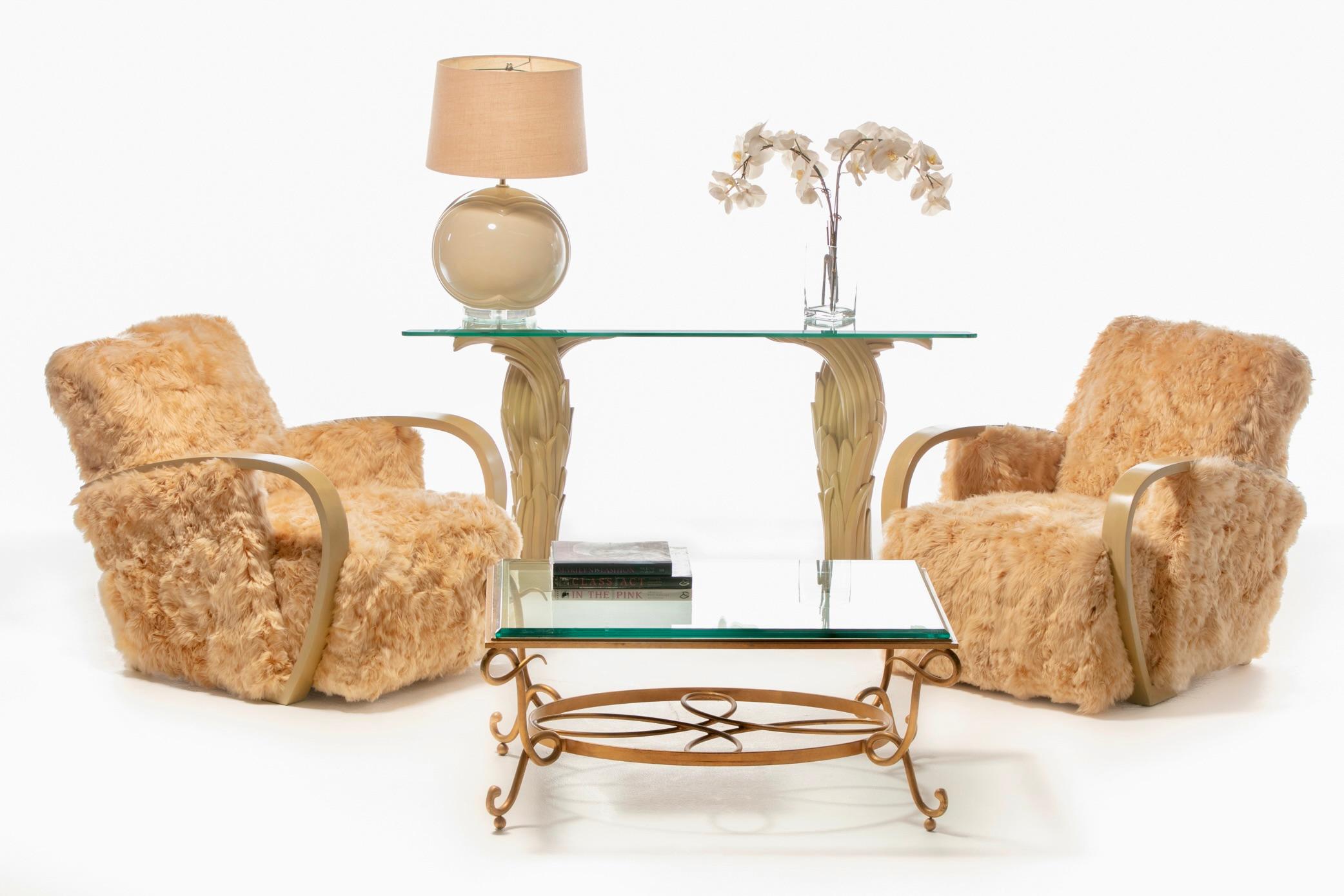 Unvergessliche Möbel-Couture mit diesem Paar luxuriöser, großer Art Deco Lounge Chairs, die mit handgenähten, butterscotchfarbenen peruanischen Alpakafellen - den weichsten Fellen der Welt - bezogen sind. Die professionell aufgearbeiteten Arme aus