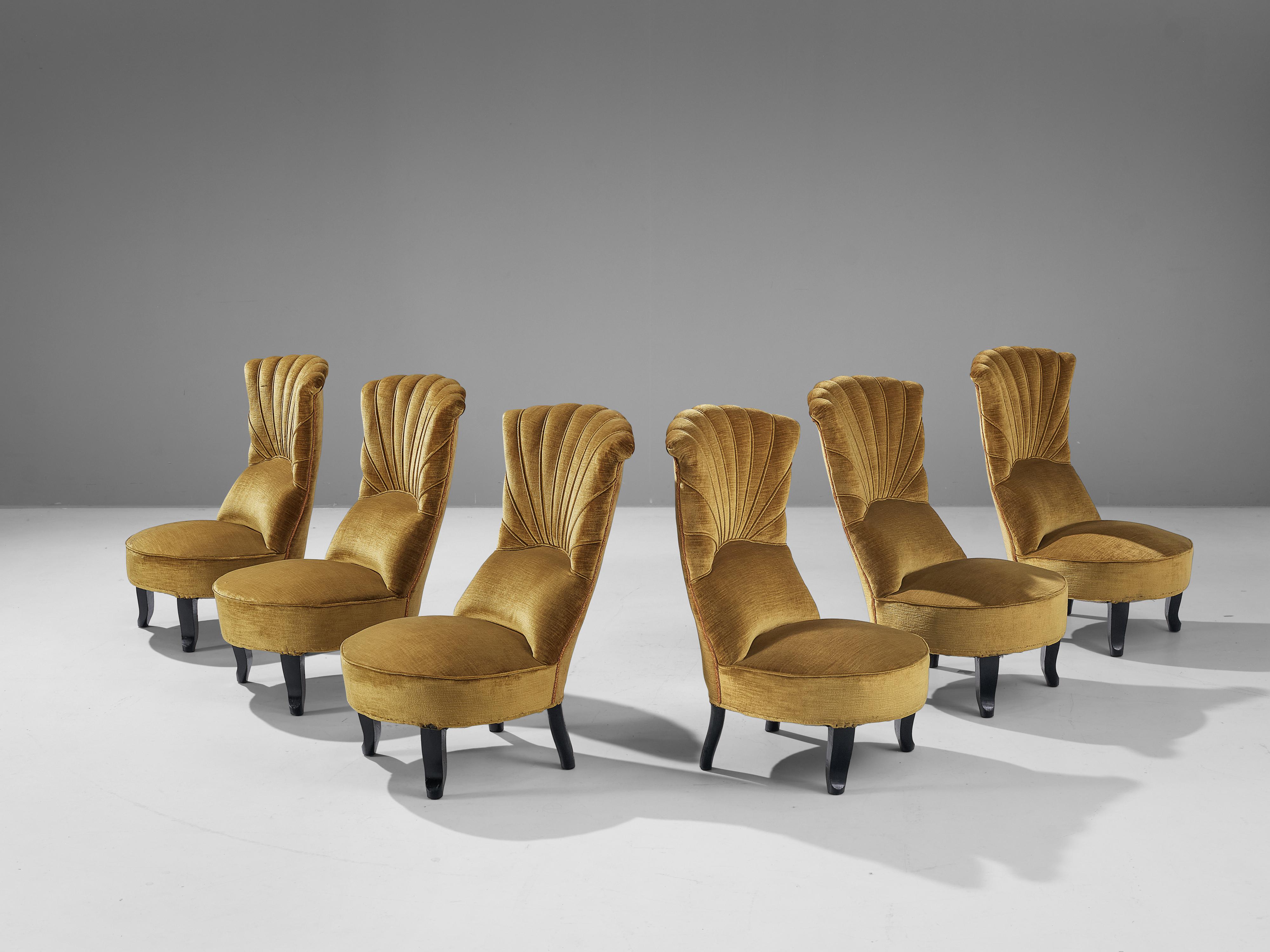 Side chairs, velours, wood, France, 1930s

Elegant pair of Art Deco chairs. The seating of the chairs is upholstered in a classy mustard velours, adding to the aesthetic of the chair. The backrest has a beautiful decoration that is reminiscent of