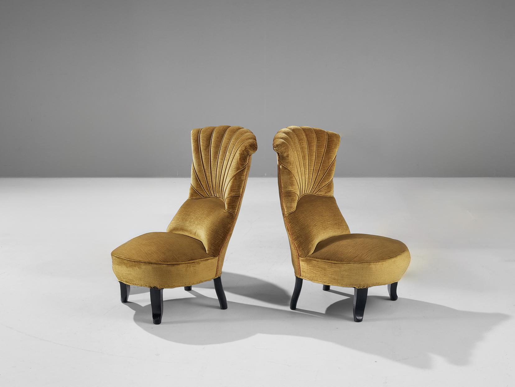 Sillas auxiliares, terciopelo, madera, Francia, años 30

Elegante pareja de sillas Art Decó. El asiento de las sillas está tapizado en un elegante terciopelo mostaza, que contribuye a la estética de la silla. El respaldo tiene una bonita decoración
