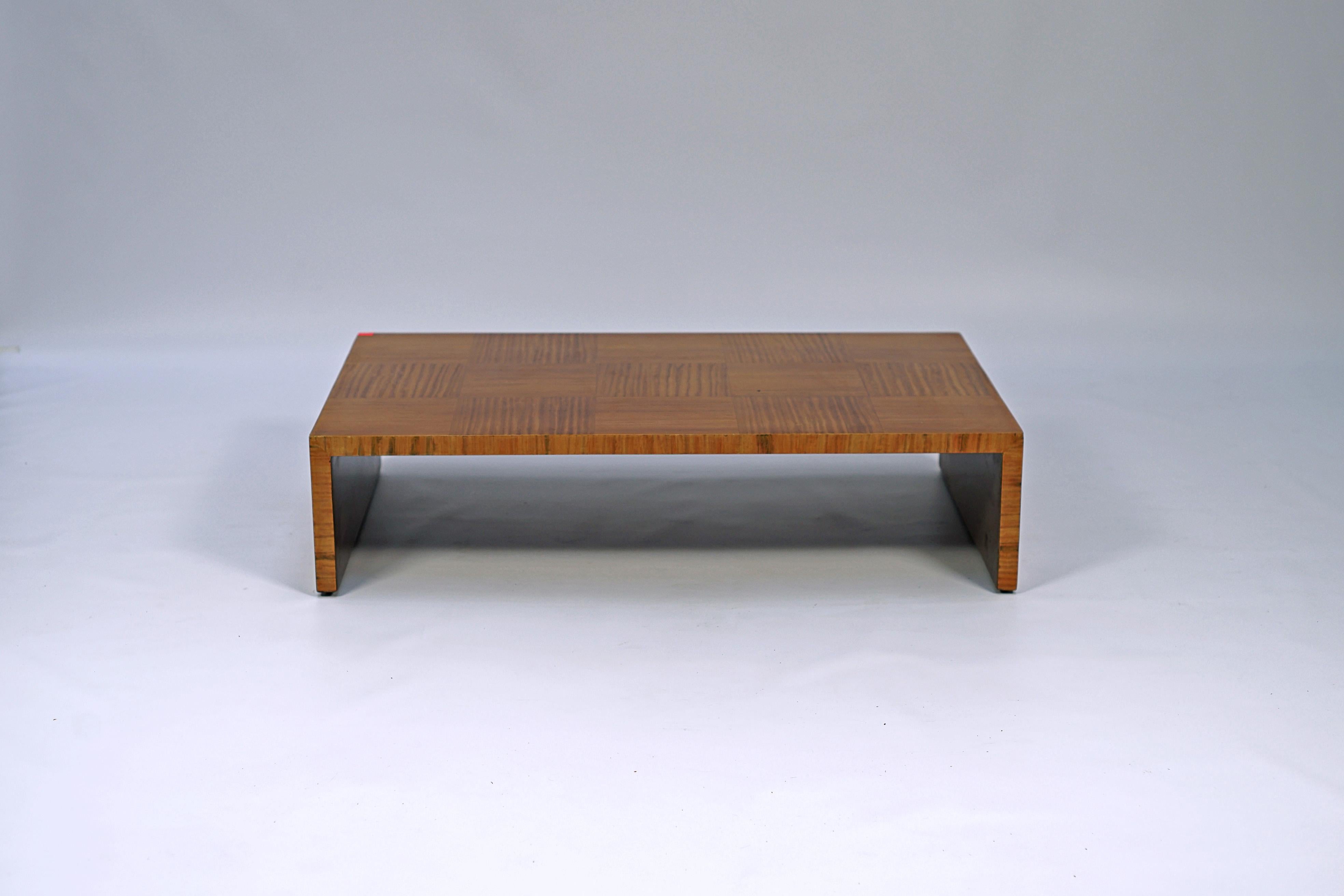 Paire de tables basses Art Déco conçues par Paul Follot (1877-1941). L'ensemble de la table est recouvert de placage de bois de rose.

France, CIRCA 1930.