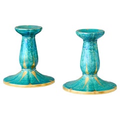 Pareja de candeleros Art Déco de reflejo metálico de Josef Ekberg. Gustavsberg, Suecia, década de 1930