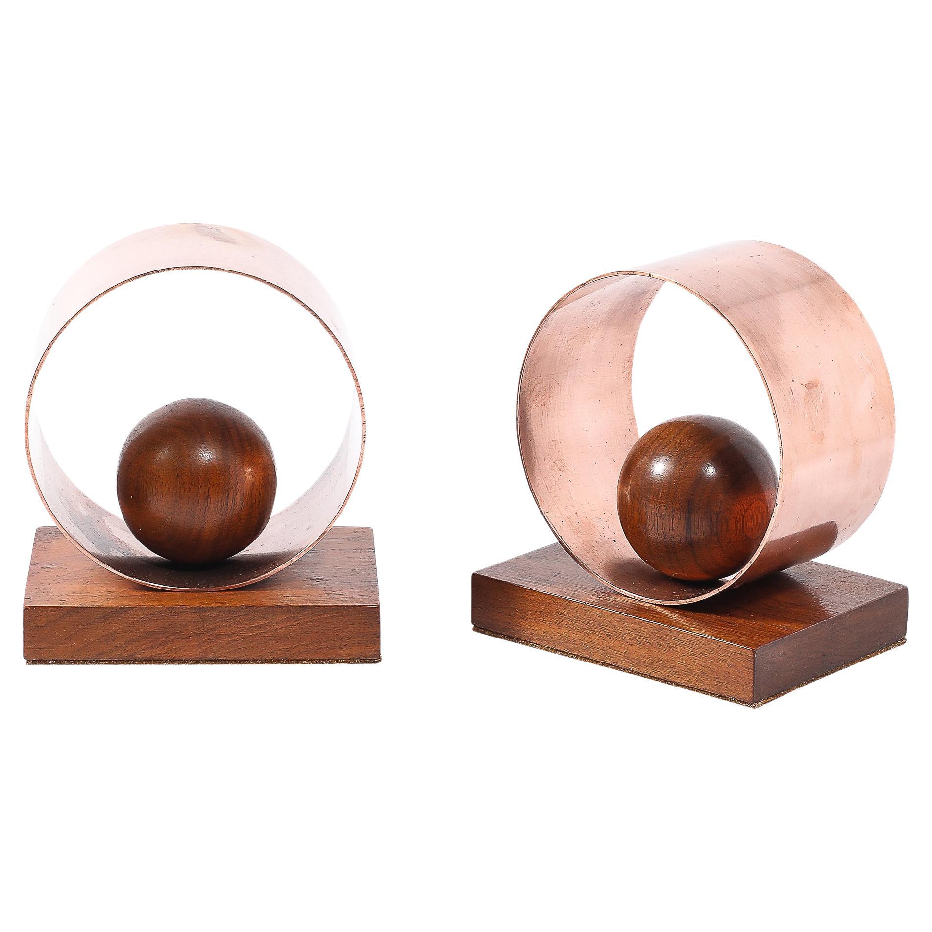 Pareja de sujetalibros en forma de lazo de la Edad de las Máquinas Art Decó en cobre y nogal en venta