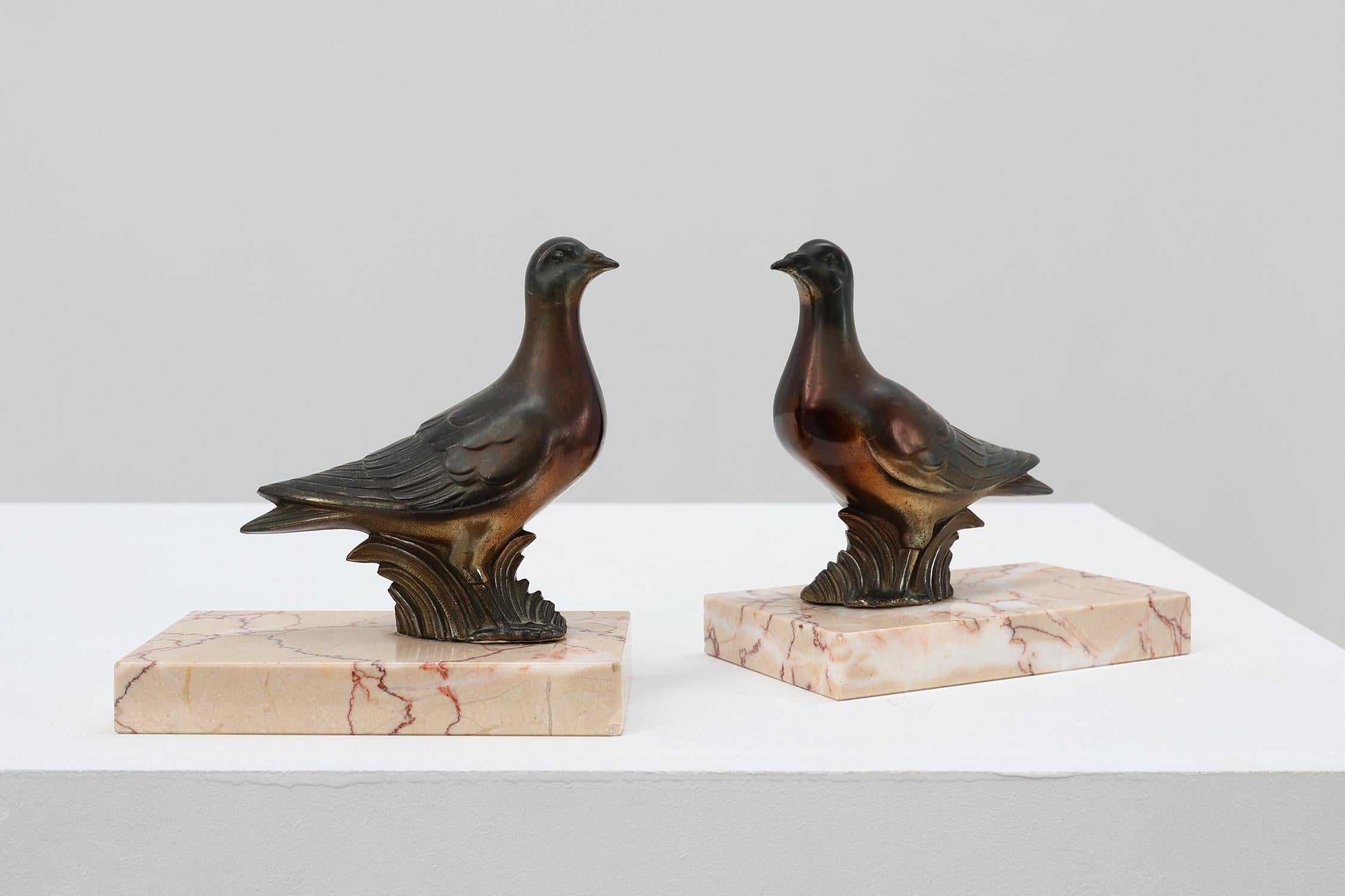 Pair of Art Deco marble and bronze “Dove” bookends, France 1930s In Good Condition For Sale In Meulebeke, BE