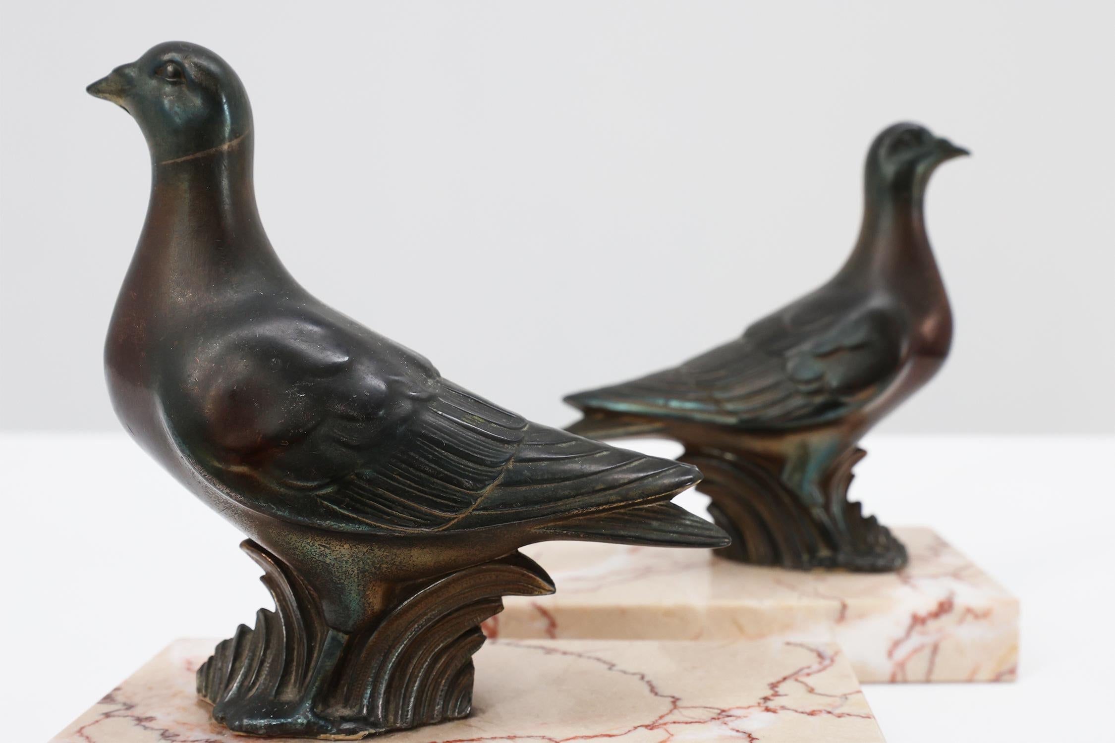 Bronze Pair of Art Deco marble and bronze “Dove” bookends, France 1930s For Sale