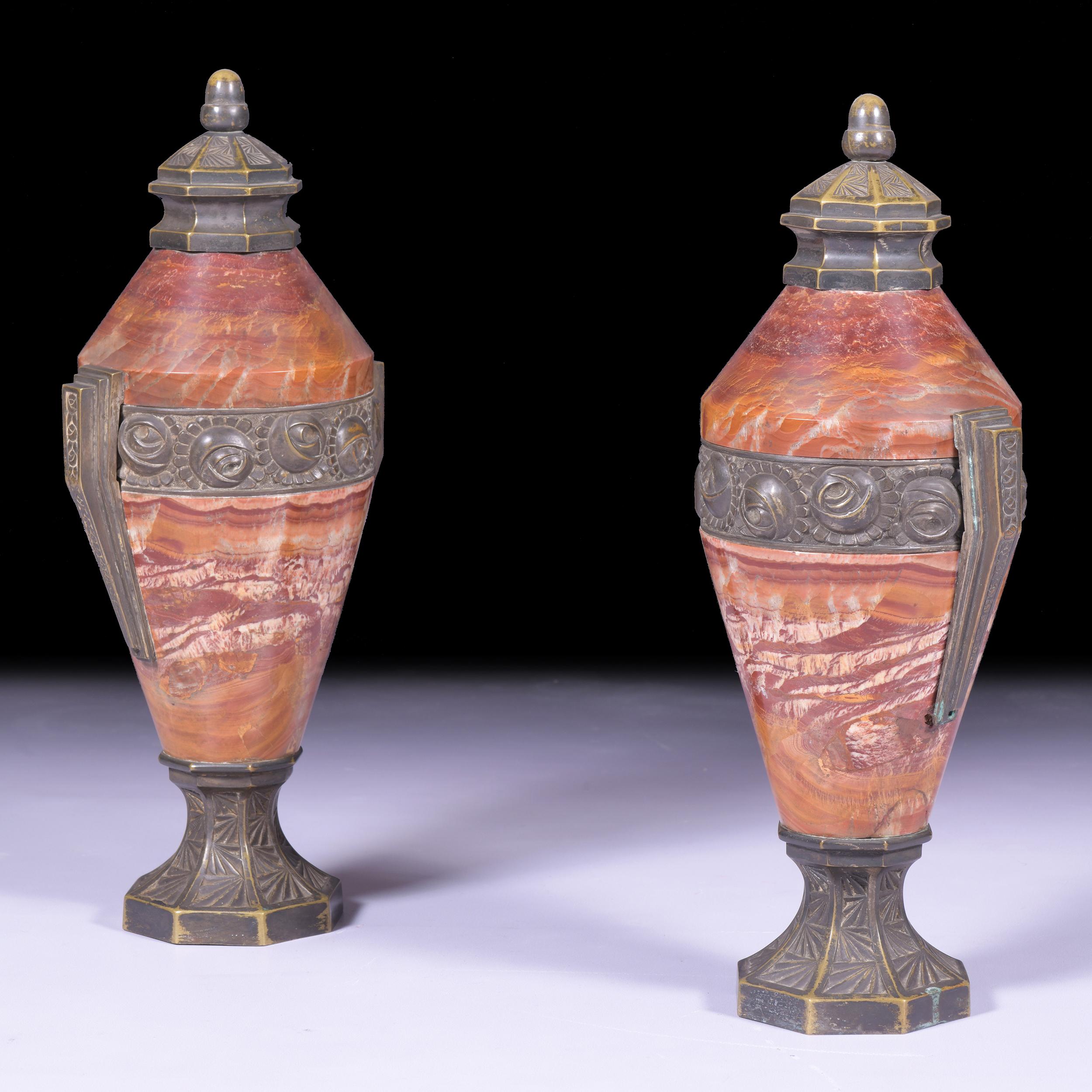 Ein sehr hochwertiges Paar Art-Déco-Urnen aus Marmor und Bronze

Um 1930

Französisch

In Dublin 8 ansässig