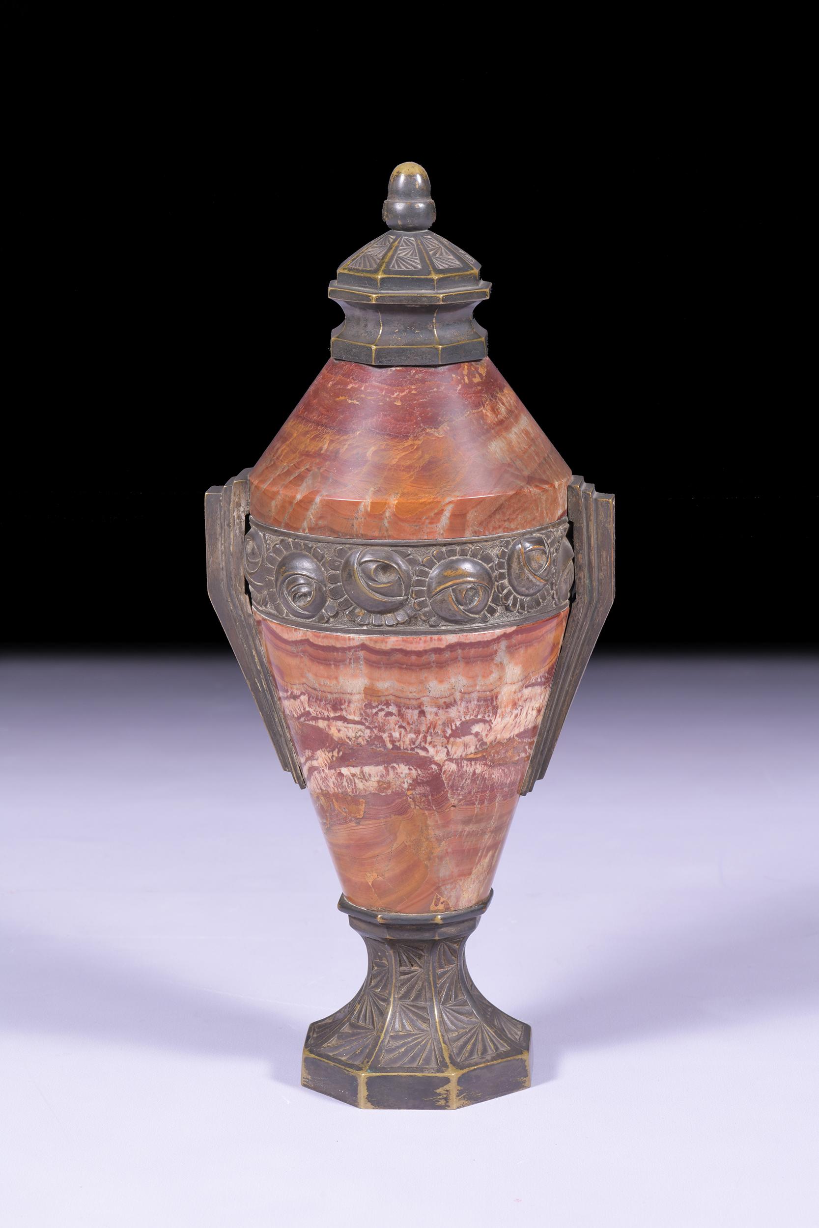 Ein Paar Art-Déco-Urnen aus Marmor und Bronze (Art déco) im Angebot