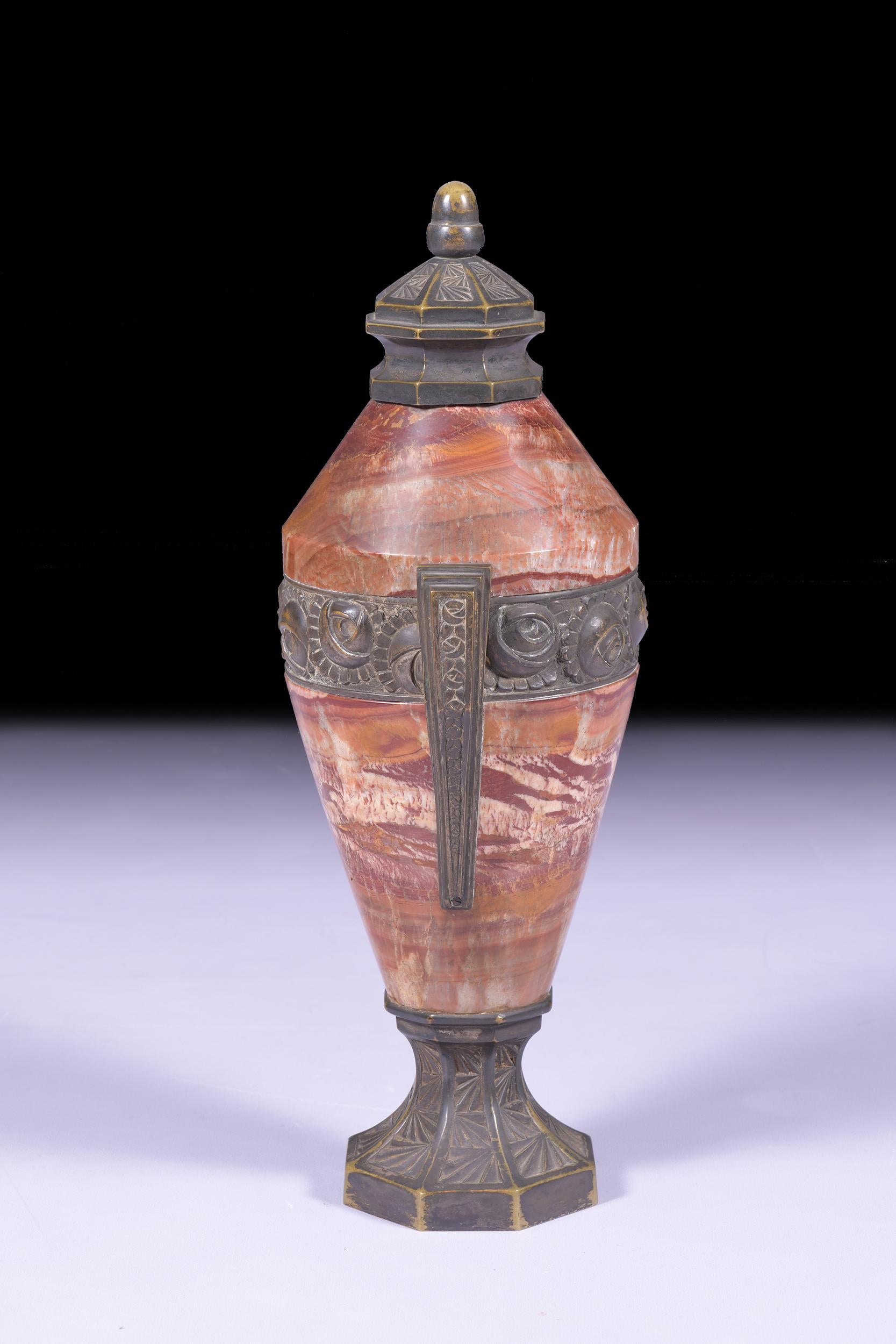 Ein Paar Art-Déco-Urnen aus Marmor und Bronze (Französisch) im Angebot