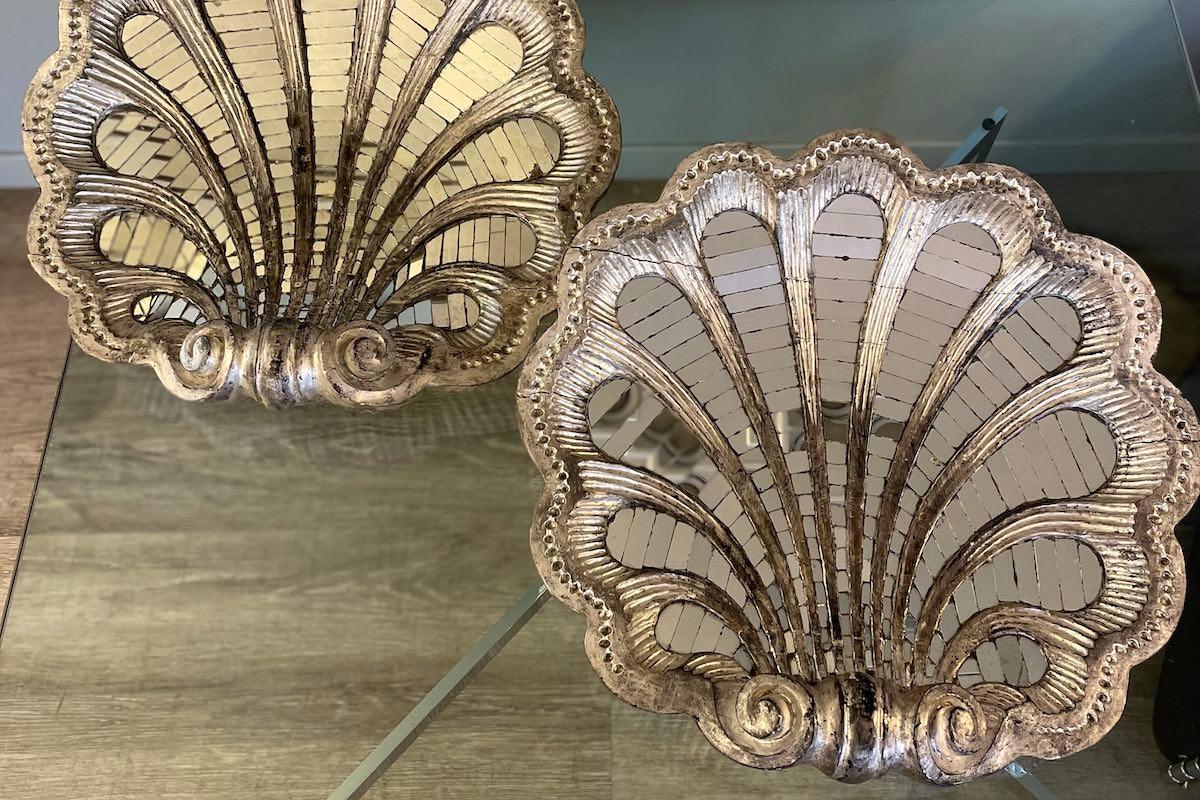 Ein atemberaubendes Paar Art-Déco-Medaillons - einmalige und seltene Stücke.
Diese großen Medaillons (50 cm) mit einer silberfarbenen Holzstruktur haben eine elegante Muschelform, die durch fein geschnitzte Holzleisten und Kugeln noch realistischer