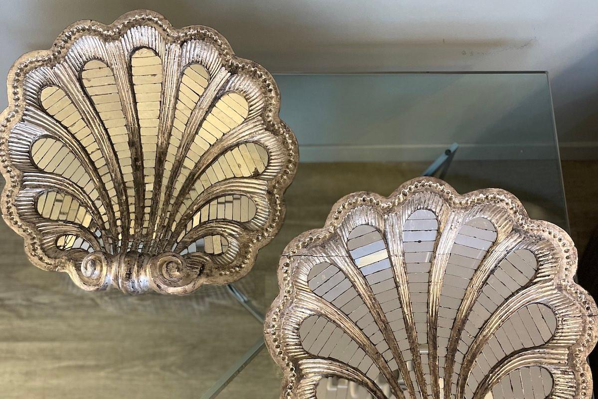 Paar Art-Déco-Medaillons aus versilbertem Holz und Spiegelmosaik (Silber) im Angebot
