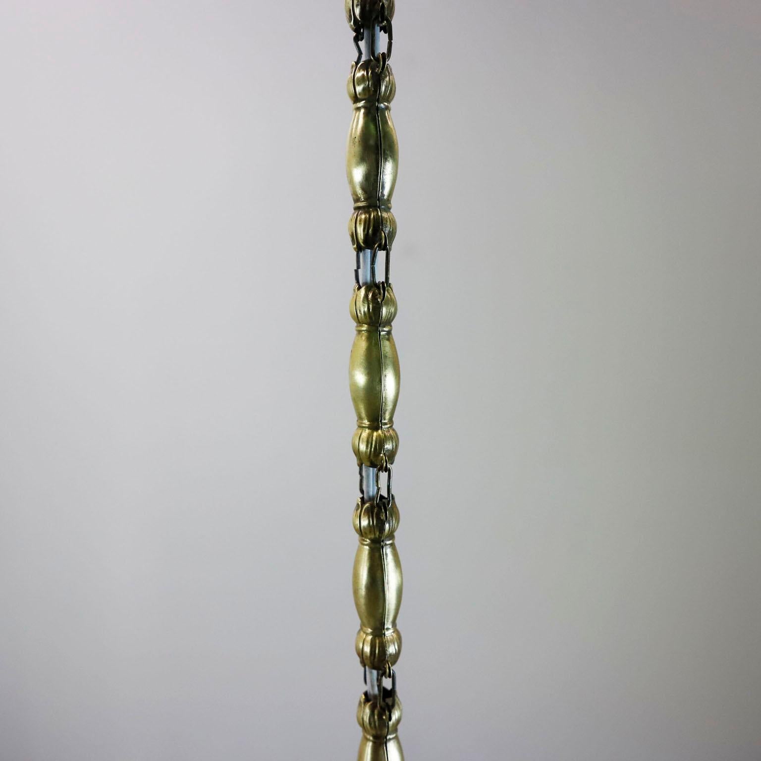 Um 1930. Wir bieten dieses Paar von Art Deco Pendelleuchten aus Milchglas Schöne lange Kette aus Messing. Ausgezeichneter Vintage-Zustand. Die gesamte elektrische Anlage wurde erneuert und funktioniert einwandfrei.