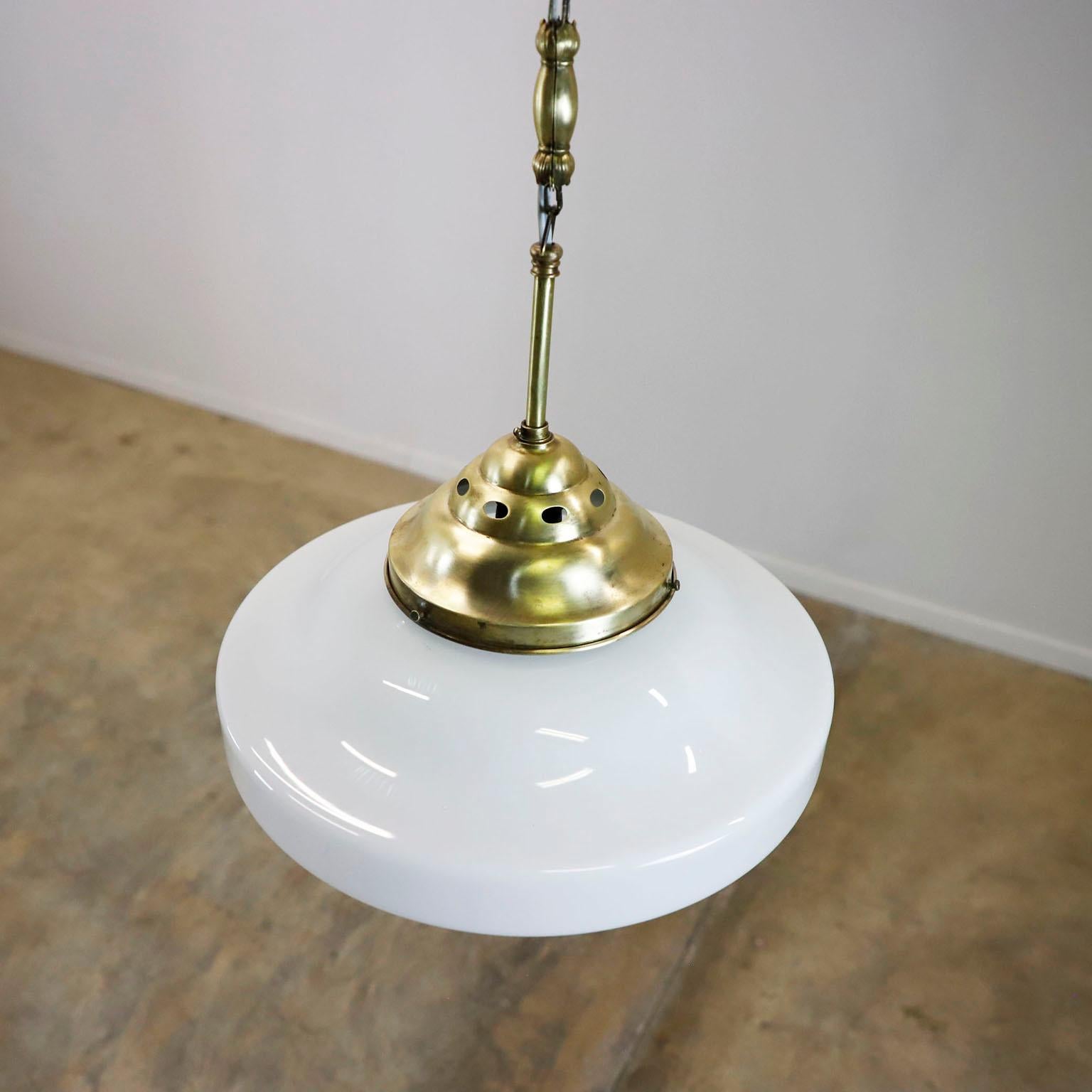 Paar Art Deco Milchglas Lights Pendelleuchten Schöne lange Ketten aus Messing (Art déco) im Angebot