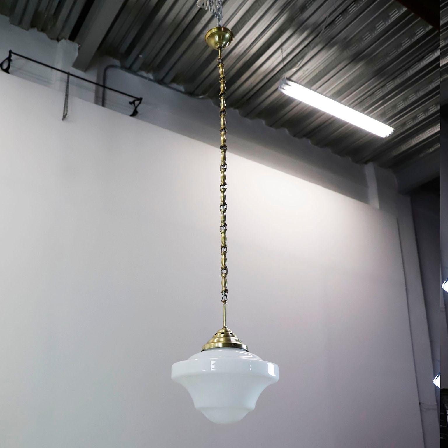 Paar Art Deco Milchglas Lights Pendelleuchten Schöne lange Ketten aus Messing (Mitte des 20. Jahrhunderts) im Angebot