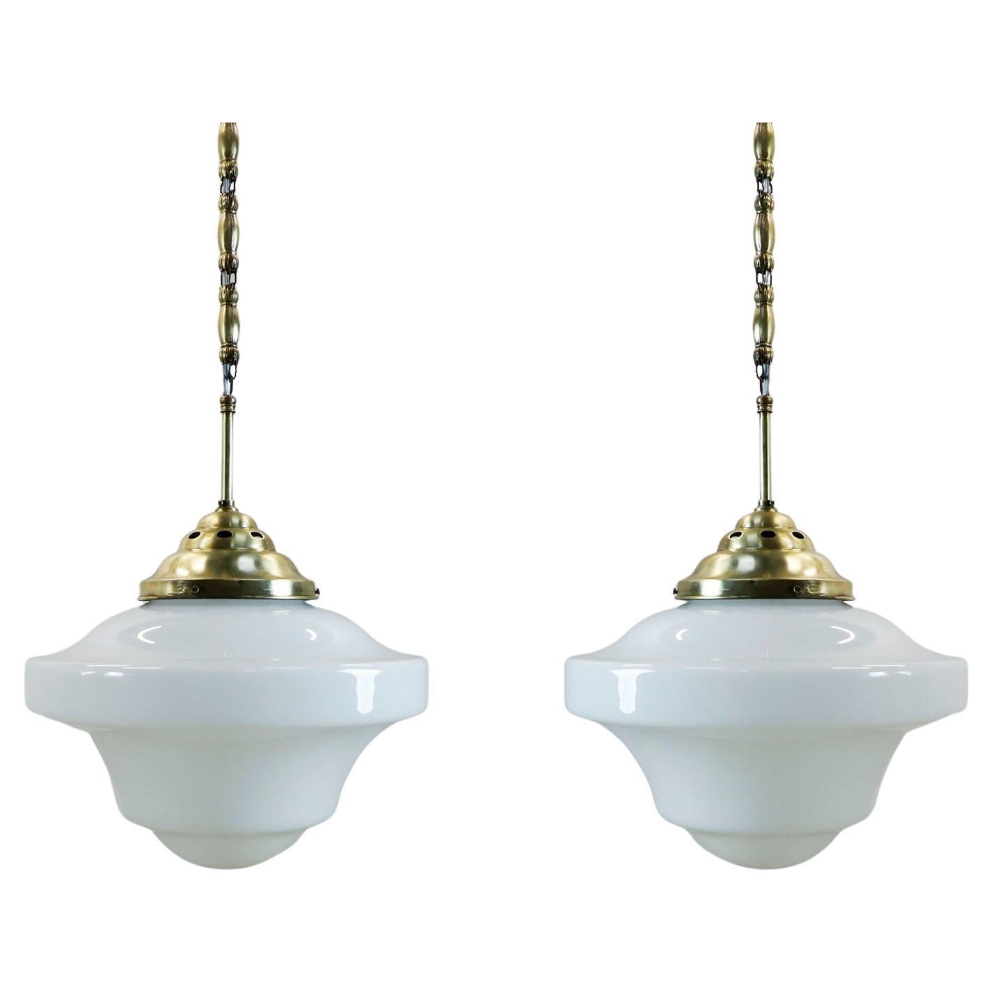 Paar Art Deco Milchglas Lights Pendelleuchten Schöne lange Ketten aus Messing im Angebot