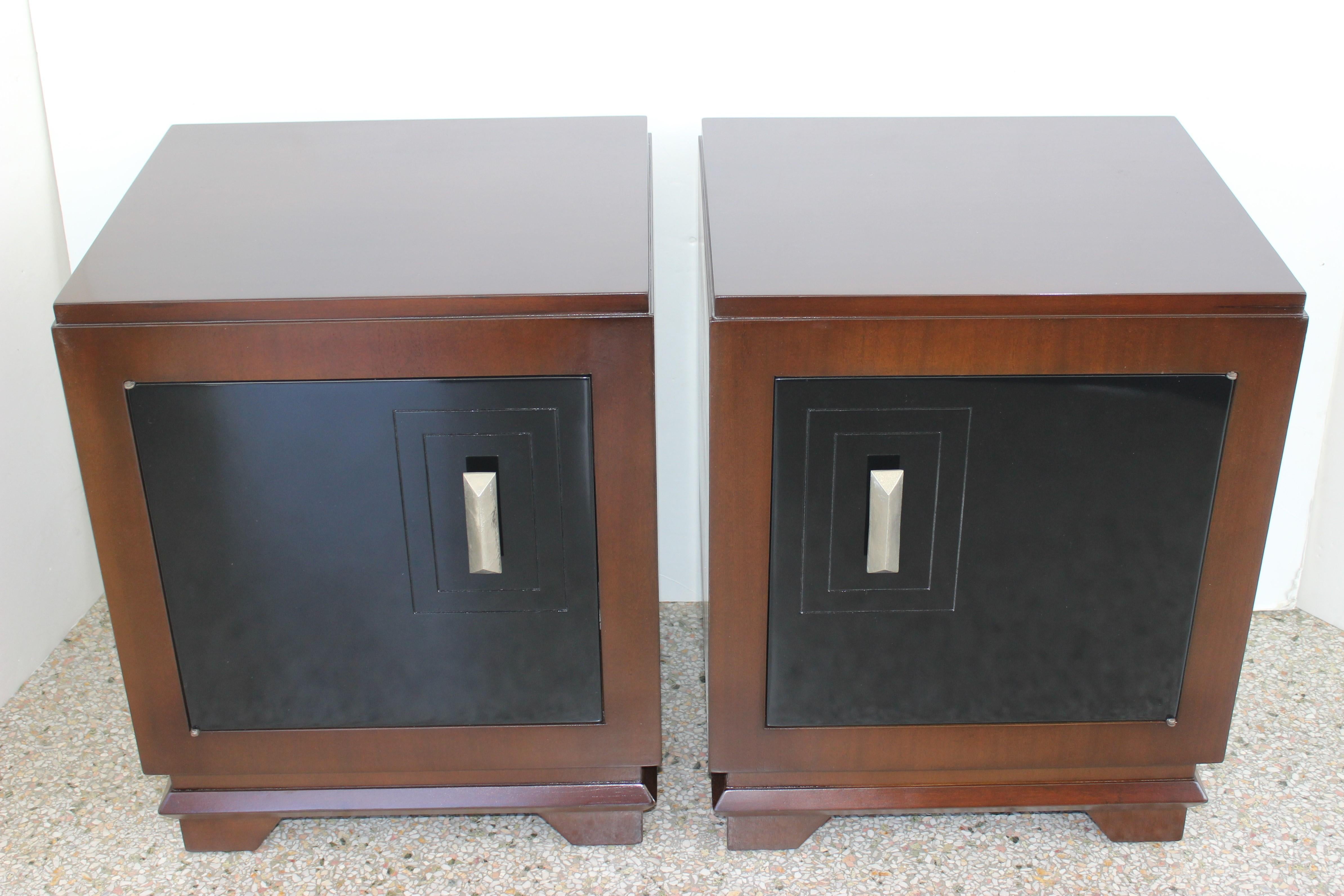 French Pair of Art Deco Moderne Nightstands For Sale