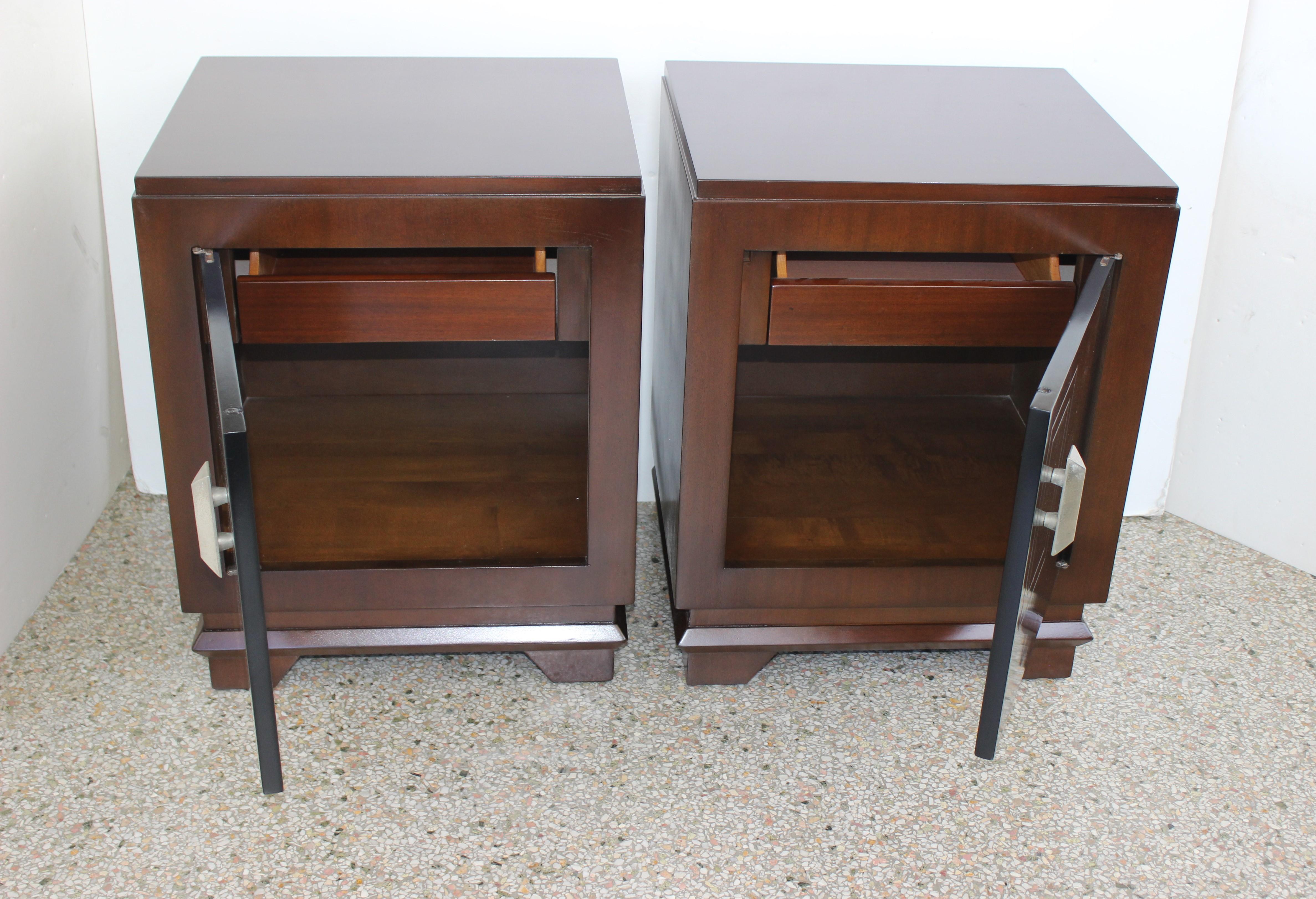 Pair of Art Deco Moderne Nightstands In Good Condition For Sale In West Palm Beach, FL